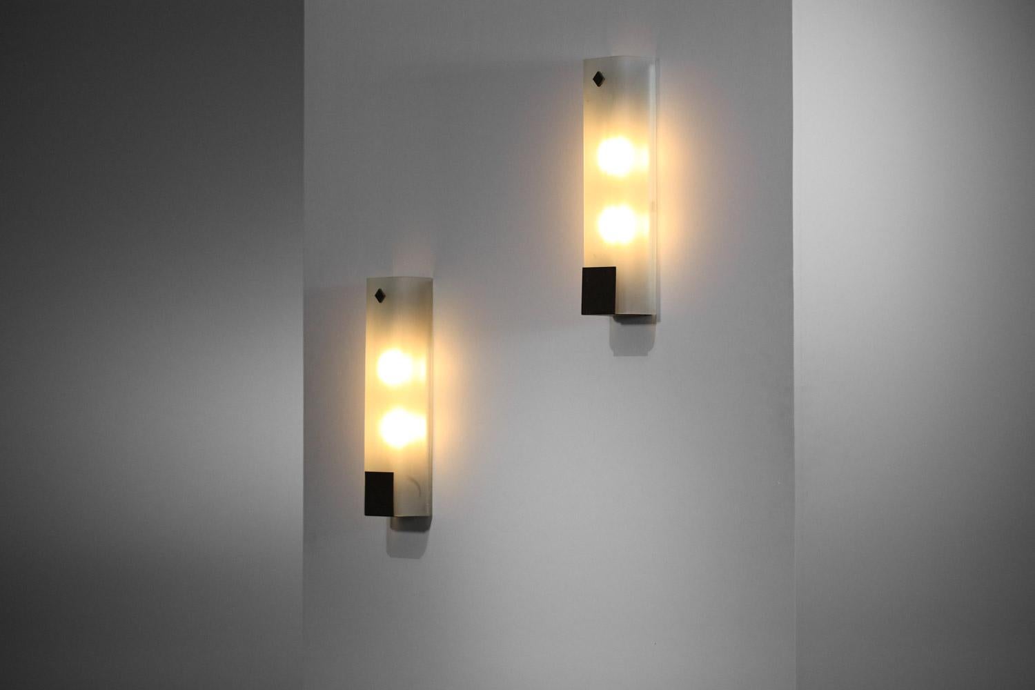 Italian pair of 70's modernist-style frosted glass italian sconces For Sale