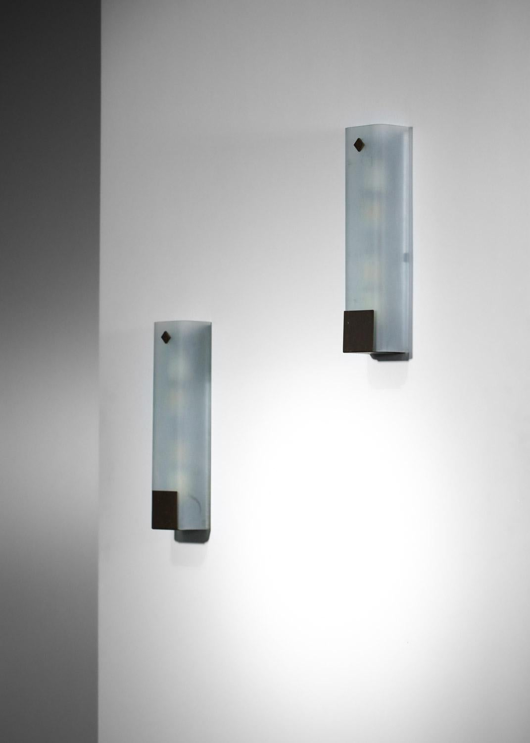 Late 20th Century pair of 70's modernist-style frosted glass italian sconces For Sale