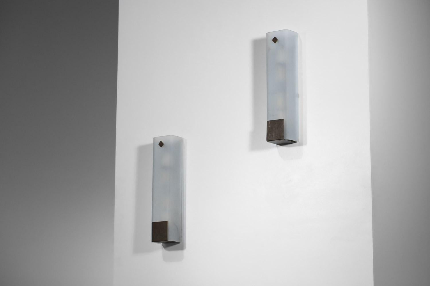 Brass pair of 70's modernist-style frosted glass italian sconces For Sale