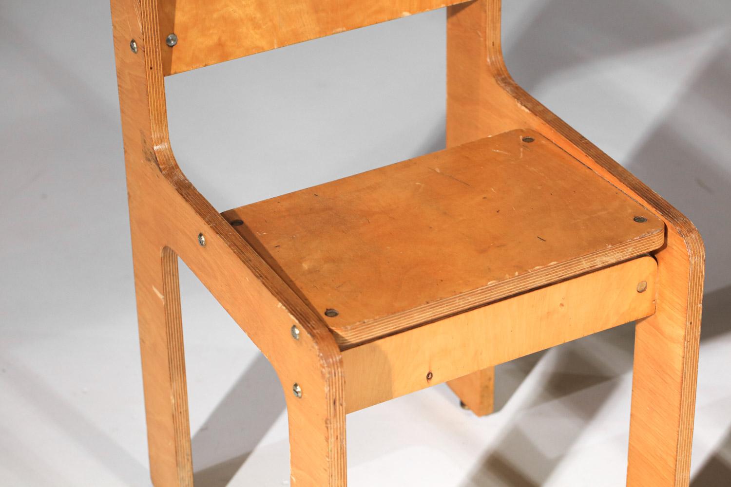 Ein Paar französische Stühle aus den 70er Jahren. Rahmen aus Kiefernsperrholz. Ein klares, modernistisches Design, das an den Stil von Alvar Aalto aus dieser Zeit erinnert. Schöner Vintage-Zustand, mit zahlreichen Alters- und Gebrauchsspuren im