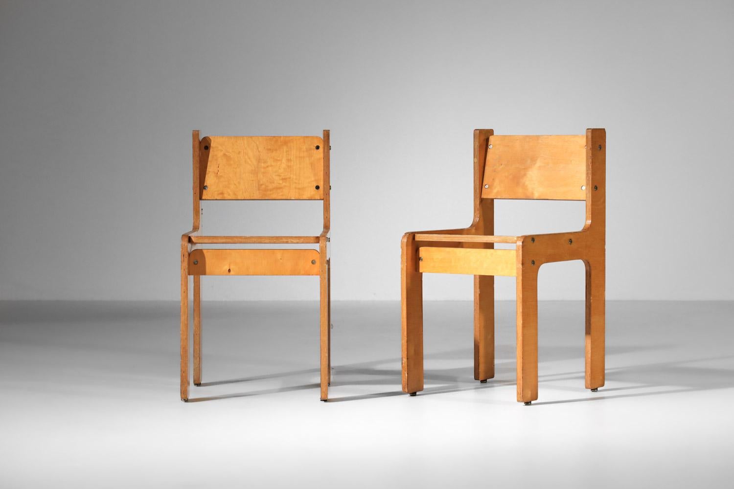 Pair of 70's plywood architectural chairs  In Fair Condition For Sale In Lyon, FR
