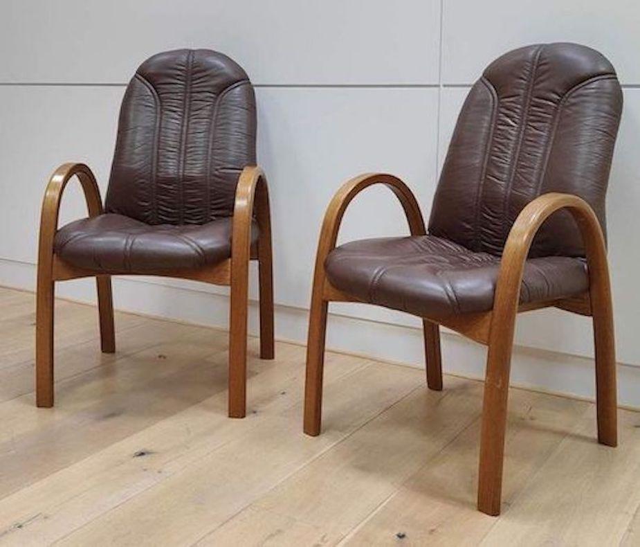 magnificent pair of armchairs from the 70s, structure in oak and imitation leather in the BOW WOOD style from STEINER, very good condition of the structure and the seat, classy and comfortable armchair

From the 1950s, Steiner recruited designers
