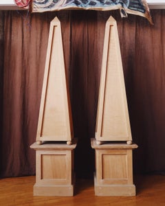 Par de Obeliscos de Madera de 75 Pulgadas sobre Bases de Zócalo, Esculturas Arquitectónicas de Suelo