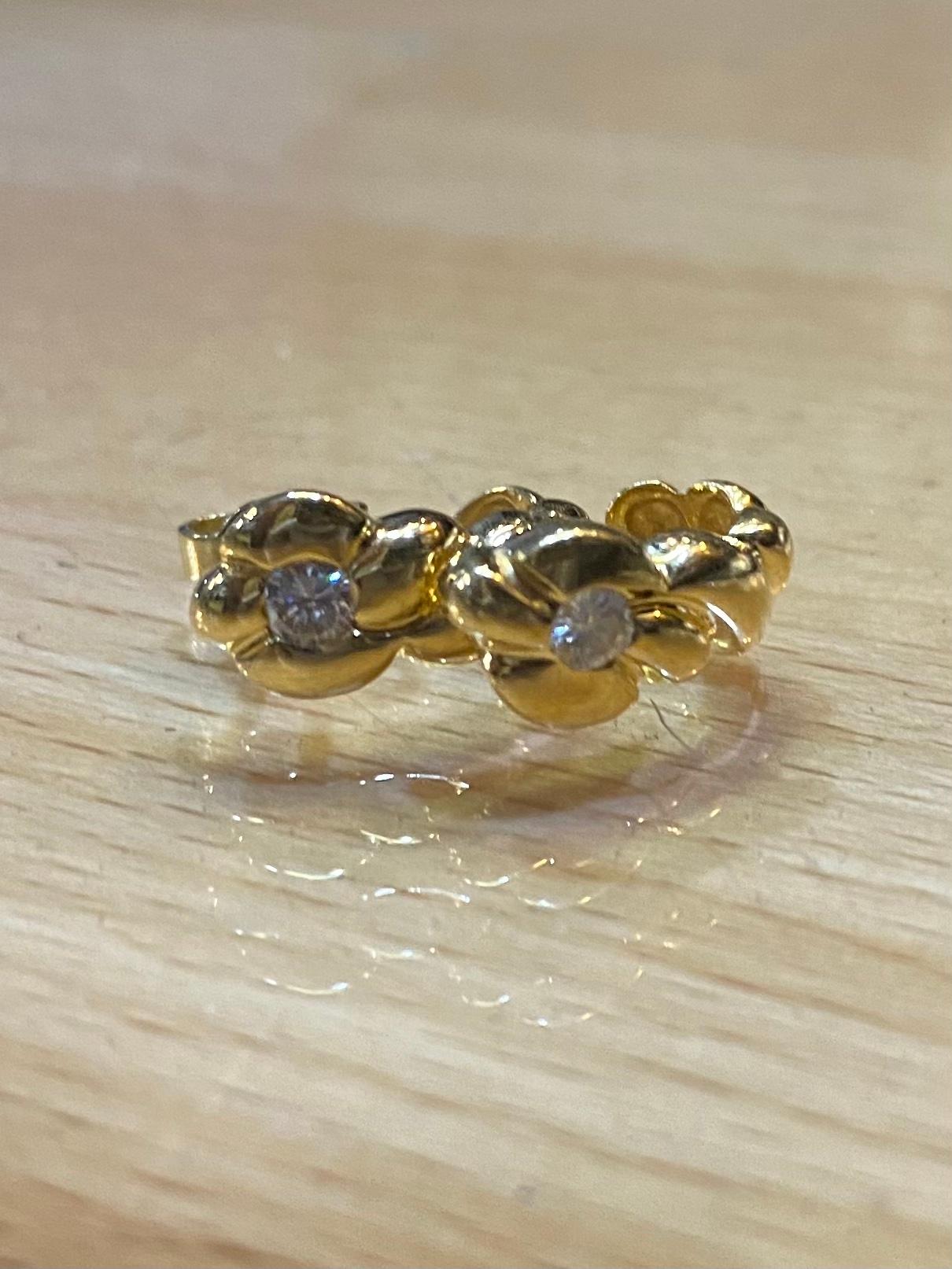 Artisan Pair of 750 Gold Earrings Set with Brilliant Cut Diamonds For Sale