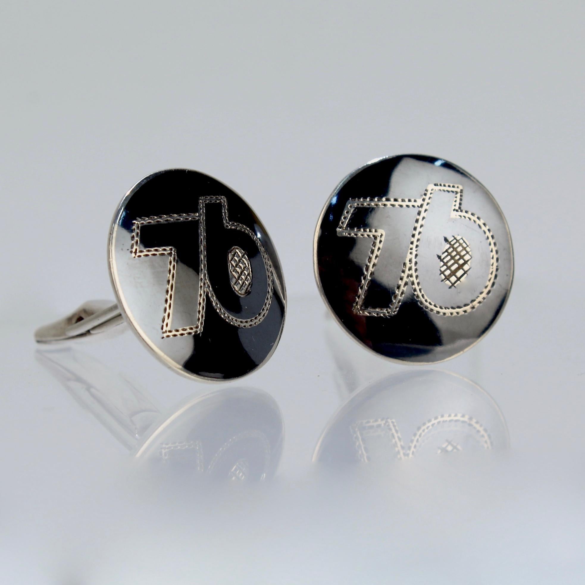 A fine pair of Niello sterling silver cufflinks.

Engraved with '76' to the head of each. 

By Alex Co of Siam, known for its niello silver work.

Perfect for a Philadelphia 76ers fan or a 1976 birthday!

Date:
1970s

Overall Condition:
They are in