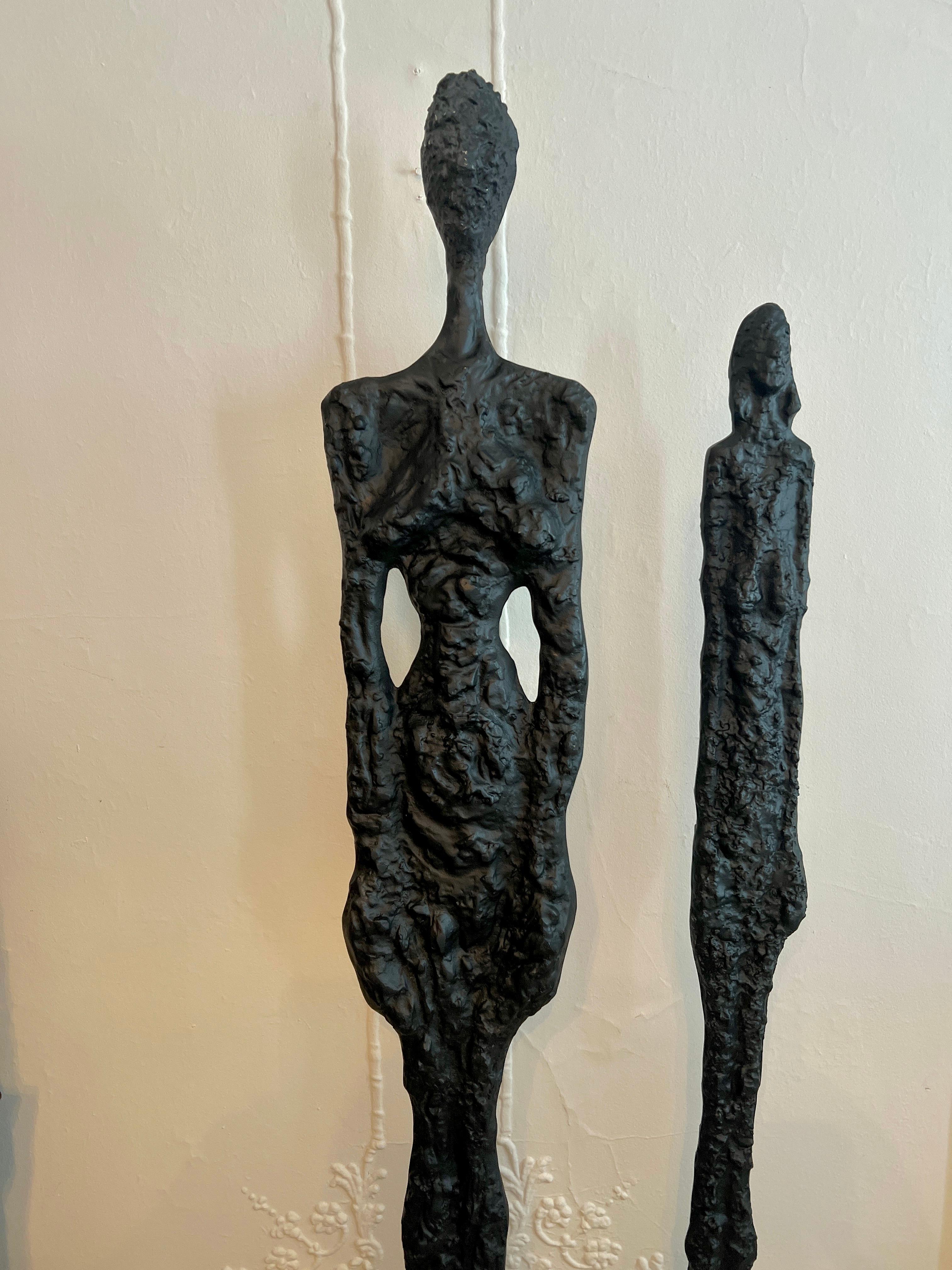 Pareja de esculturas masculina y femenina de 77 y 69 pulgadas al estilo de Giacometti en venta 3