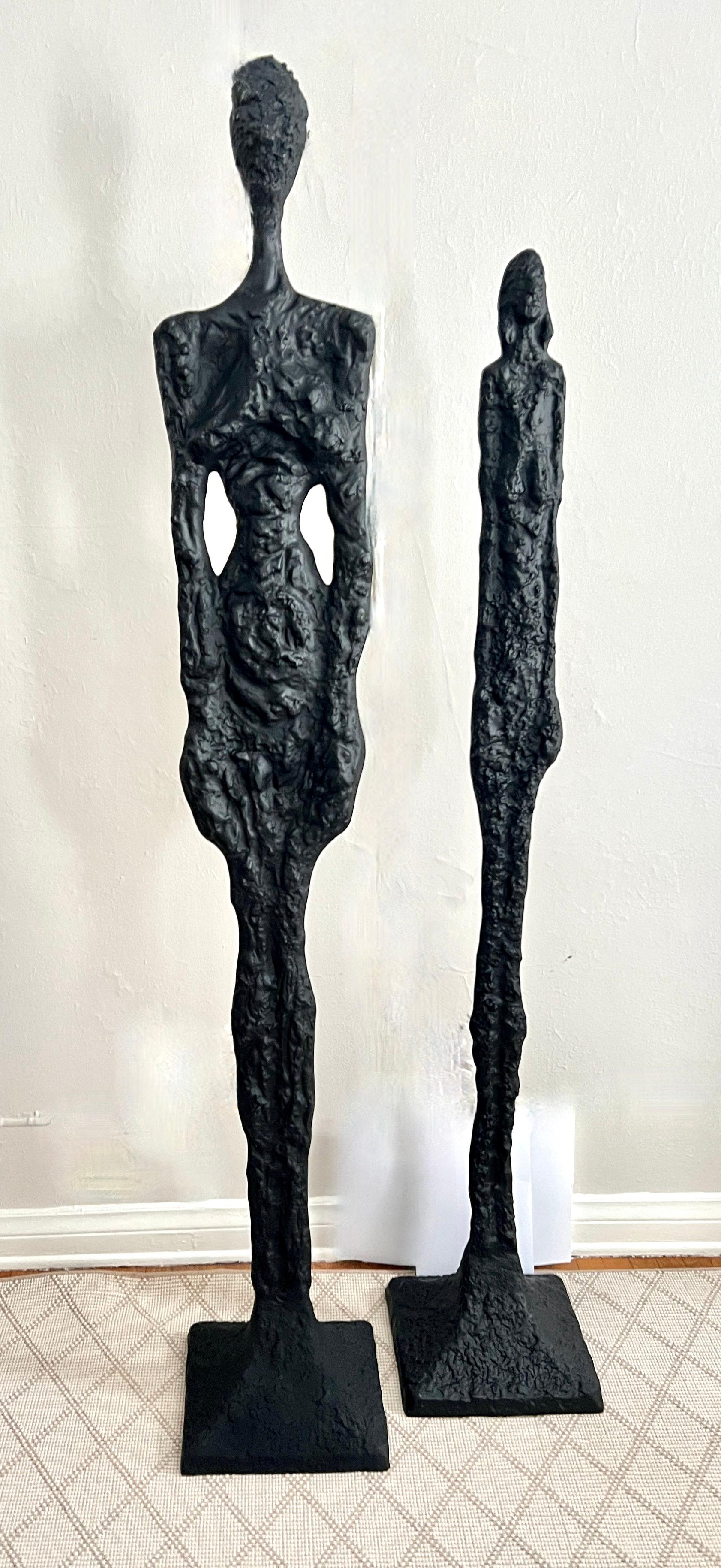 Pareja de esculturas masculina y femenina de 77 y 69 pulgadas al estilo de Giacometti Moderno de mediados de siglo en venta