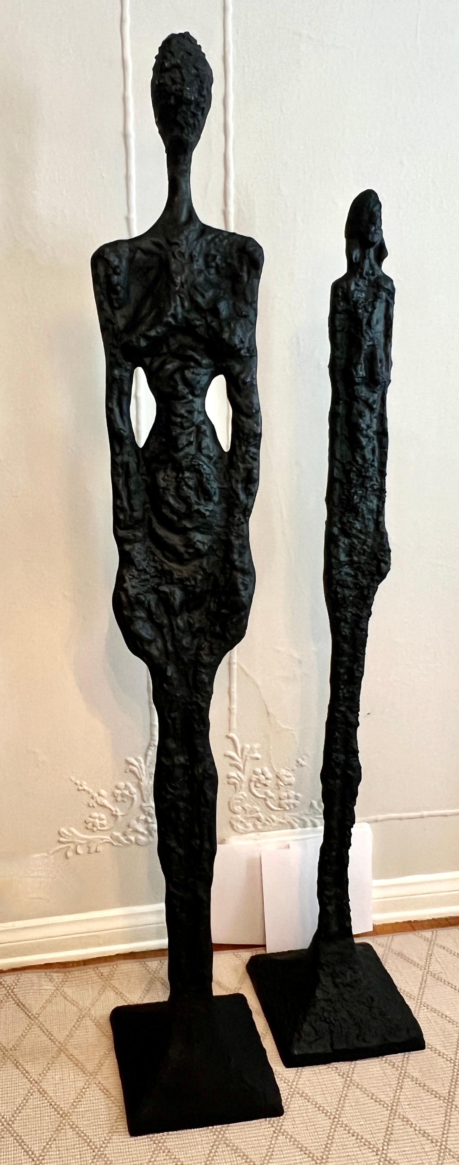 Pareja de esculturas masculina y femenina de 77 y 69 pulgadas al estilo de Giacometti en Bueno estado para la venta en Los Angeles, CA