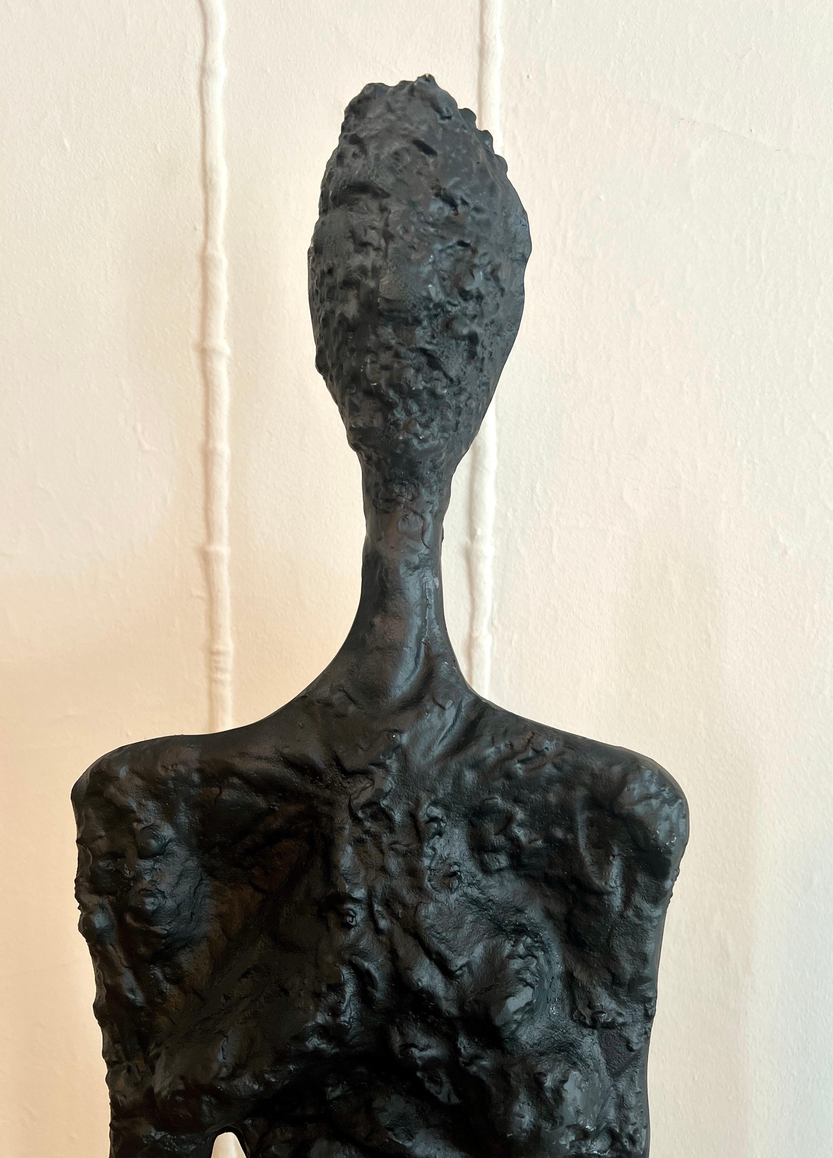 Pareja de esculturas masculina y femenina de 77 y 69 pulgadas al estilo de Giacometti siglo XX en venta