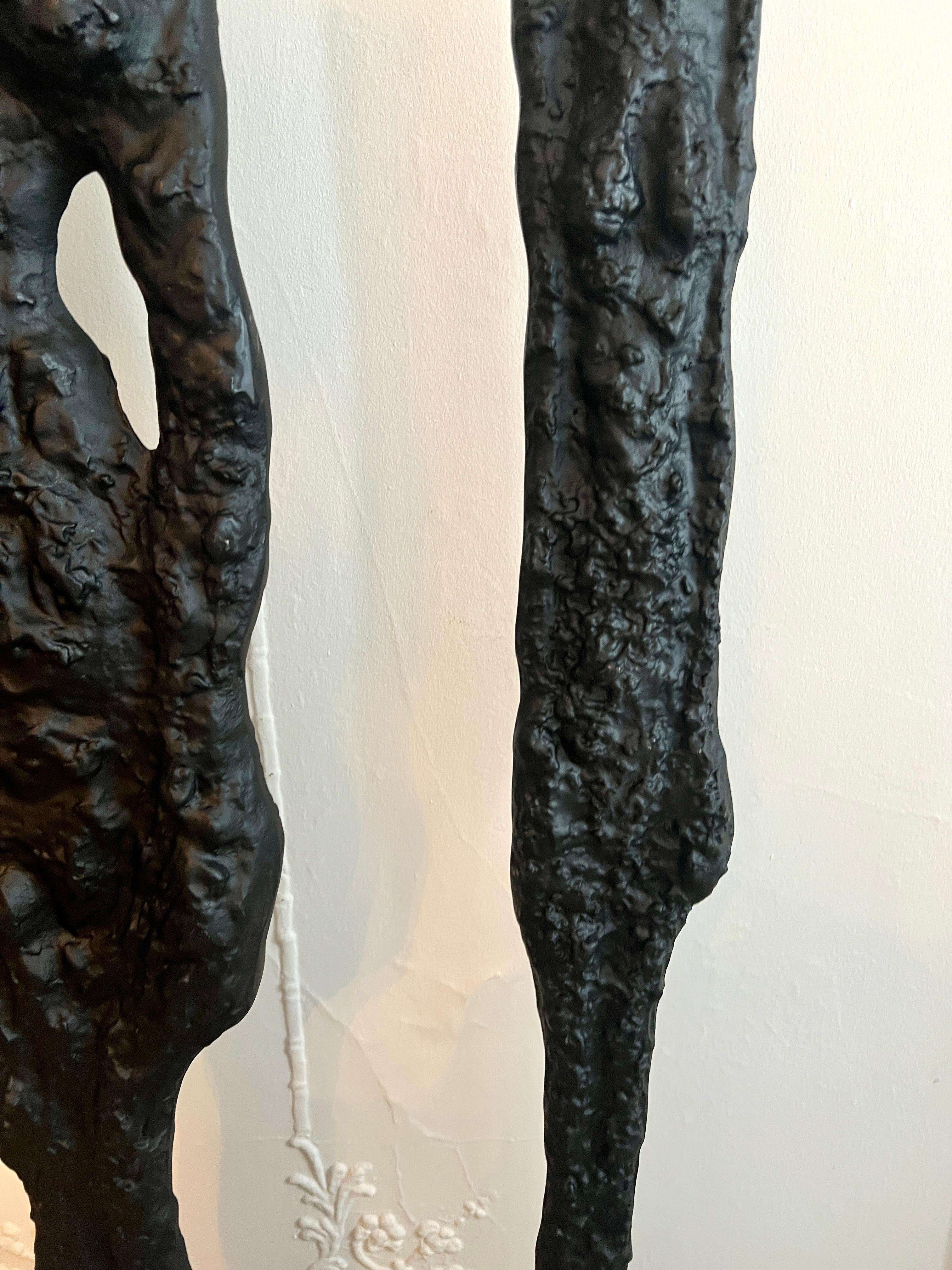 Pareja de esculturas masculina y femenina de 77 y 69 pulgadas al estilo de Giacometti en venta 1