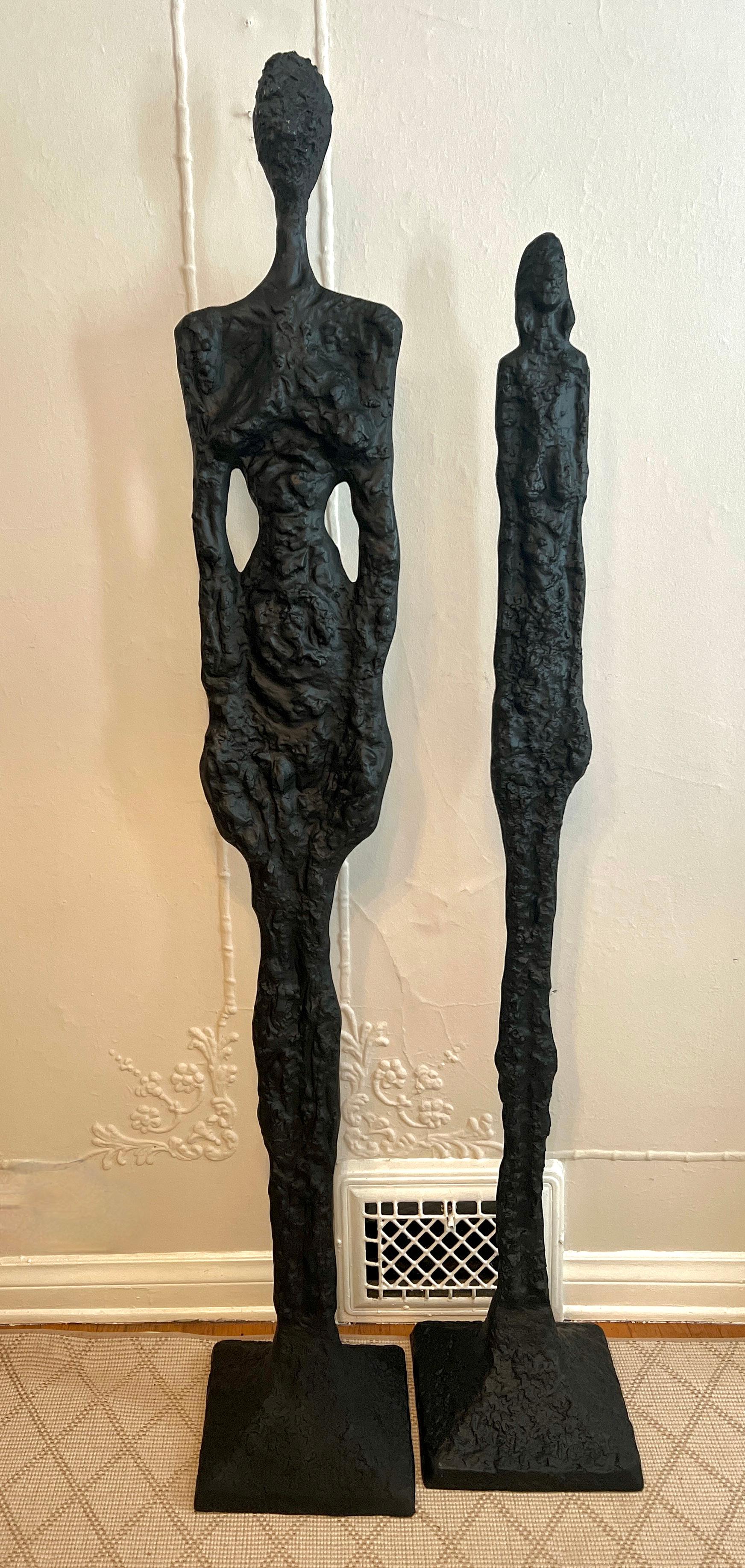 Pareja de esculturas masculina y femenina de 77 y 69 pulgadas al estilo de Giacometti en venta 2