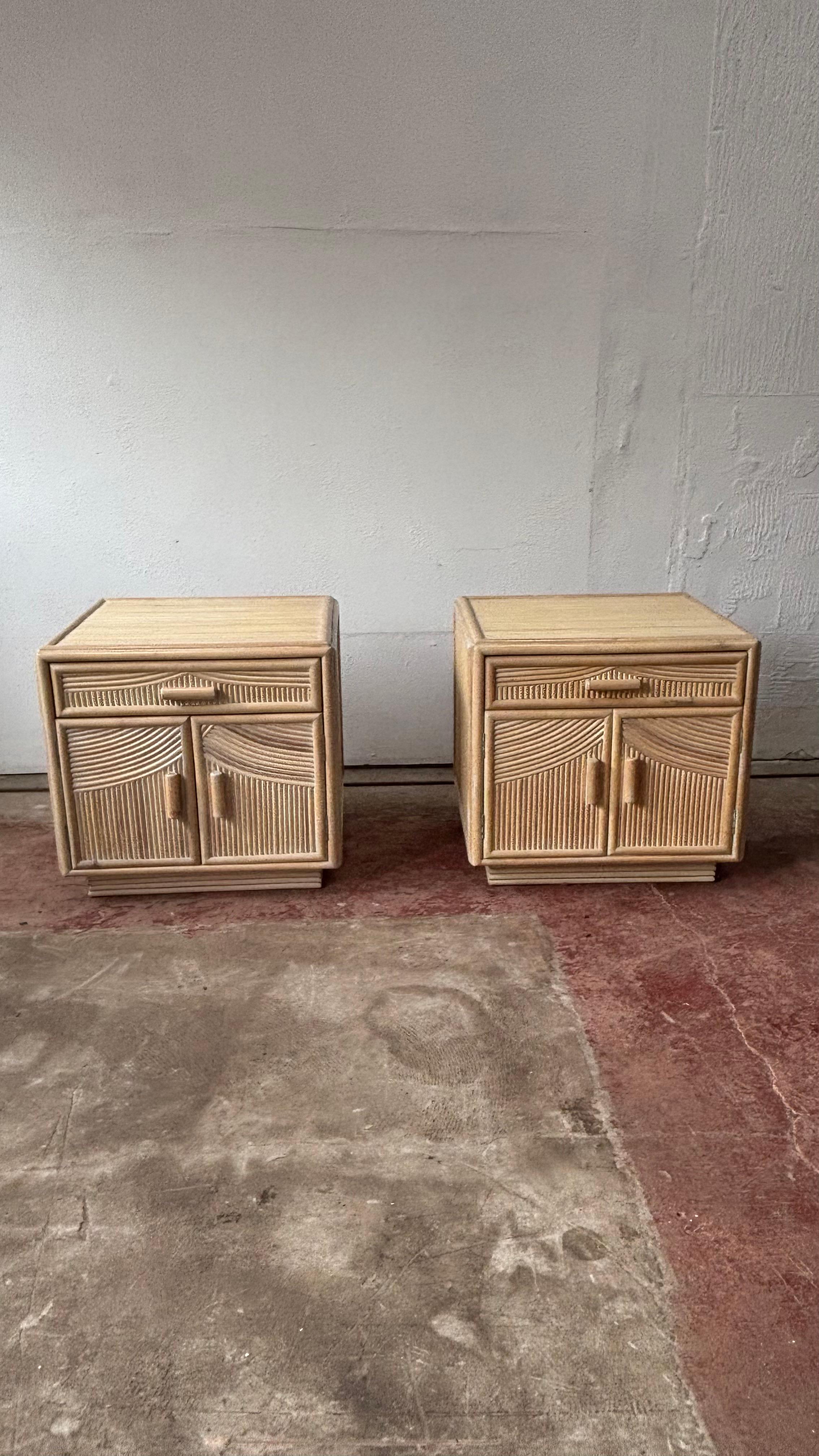 Una coppia di comodini o armadietti in rattan a canna spaccata in stile costiero. Realizzato negli anni '80 circa 

Il design è caratterizzato da un elegante motivo in rattan e canna spaccata, con angoli squadrati e rifinito in un bellissimo color