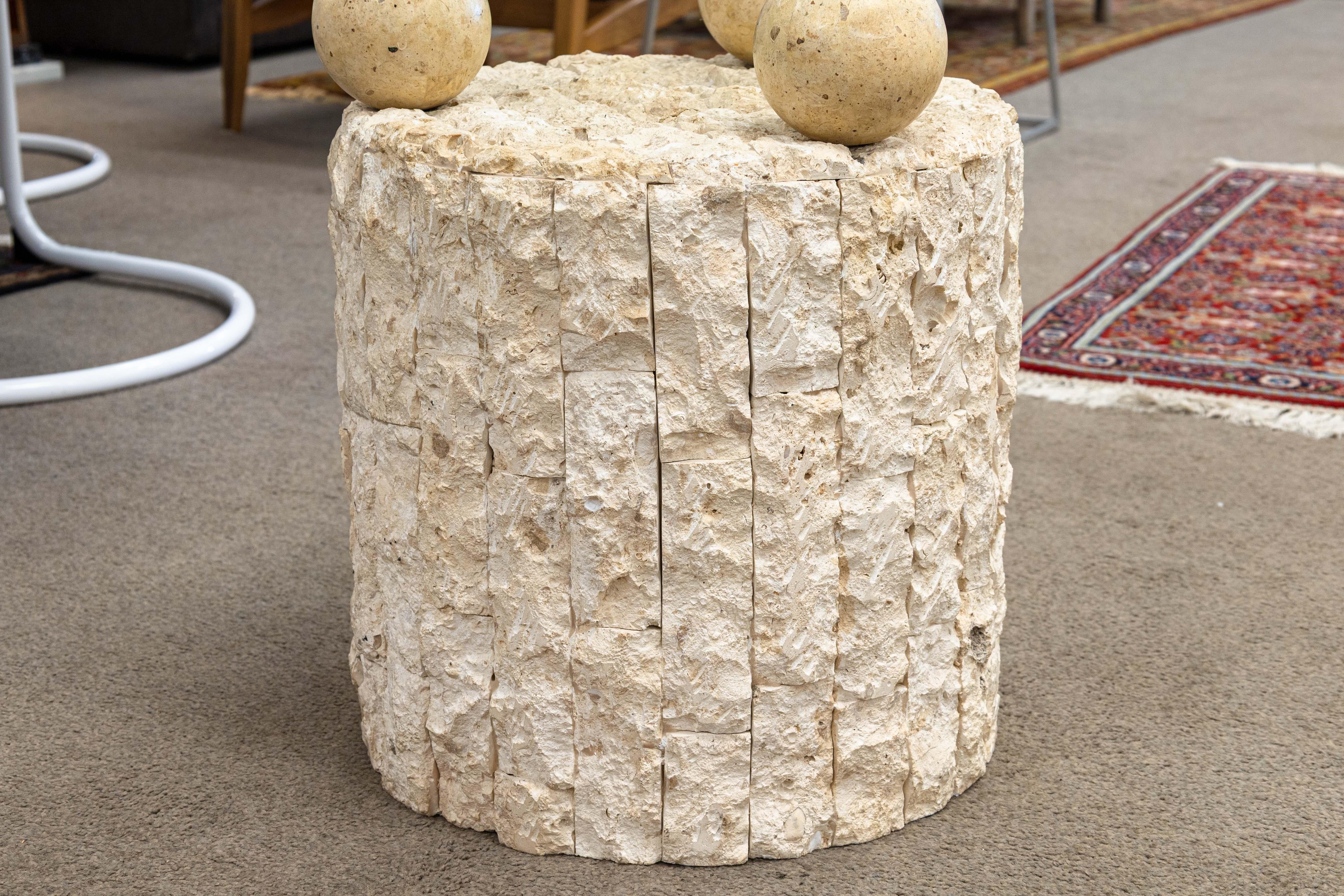 Zwei postmoderne runde Beistelltische mit Mosaikstein und Glasplatte aus den 80er Jahren (20. Jahrhundert) im Angebot