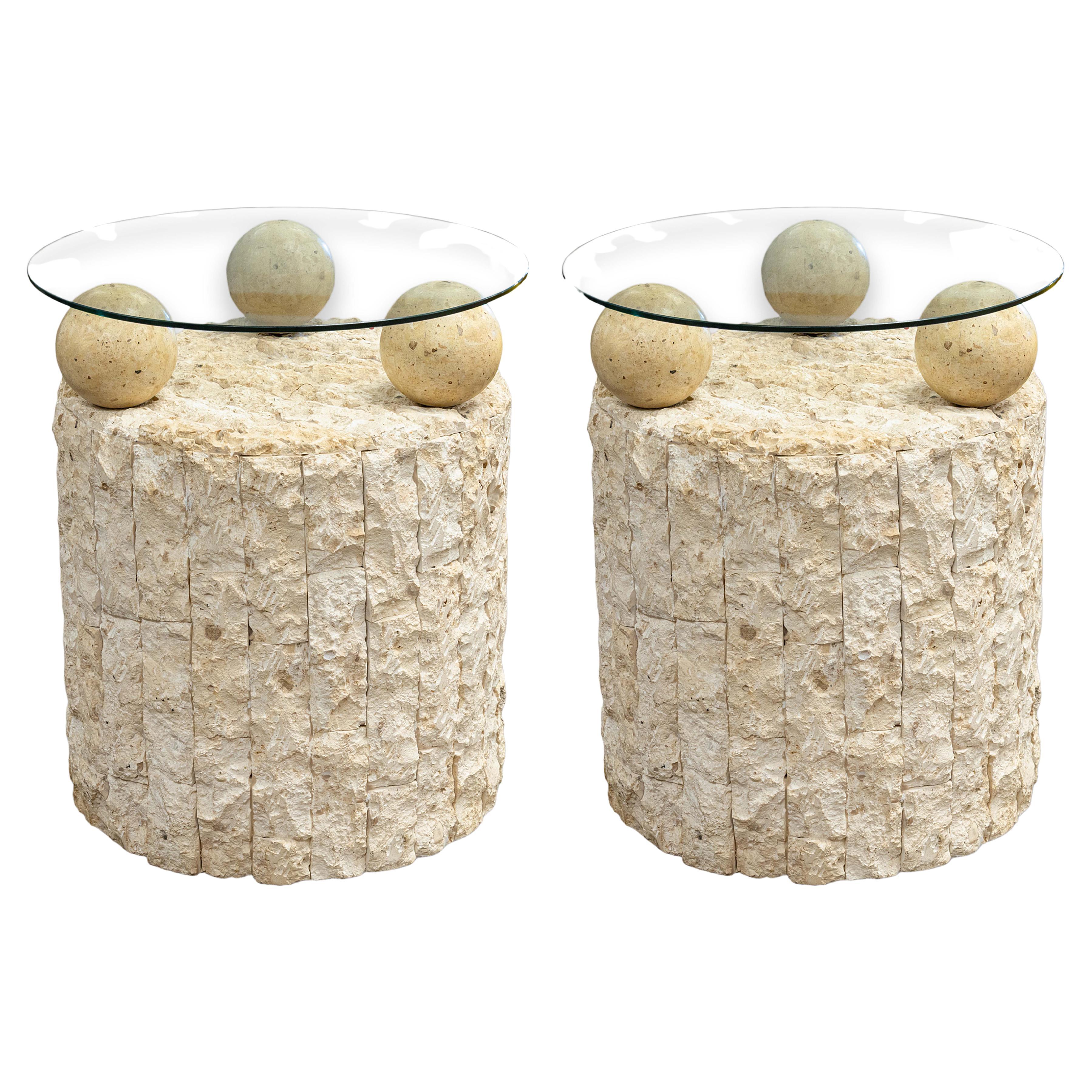 Zwei postmoderne runde Beistelltische mit Mosaikstein und Glasplatte aus den 80er Jahren im Angebot
