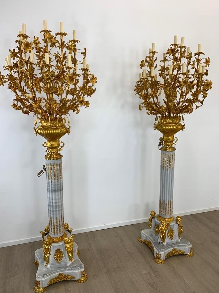 Hier haben wir ein passendes Paar französischer Barock-Stehlampen aus Marmor. Wunderschöne Bronze- und Ormoludekoration auf den Sockeln, die Aufsätze aus massiver Bronze mit Blumendekoration und 16-facher Lampenbefestigung. 