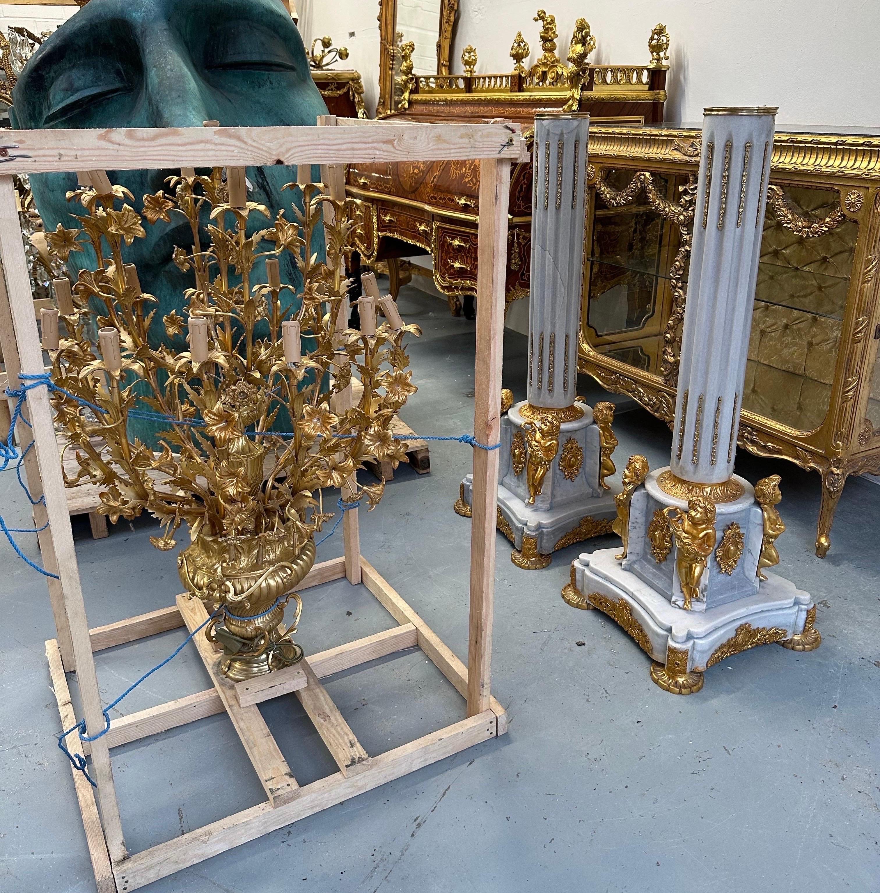 Baroque Paire de lampadaires baroques français de 8 pieds, avec socles en marbre décorés de bronze en vente