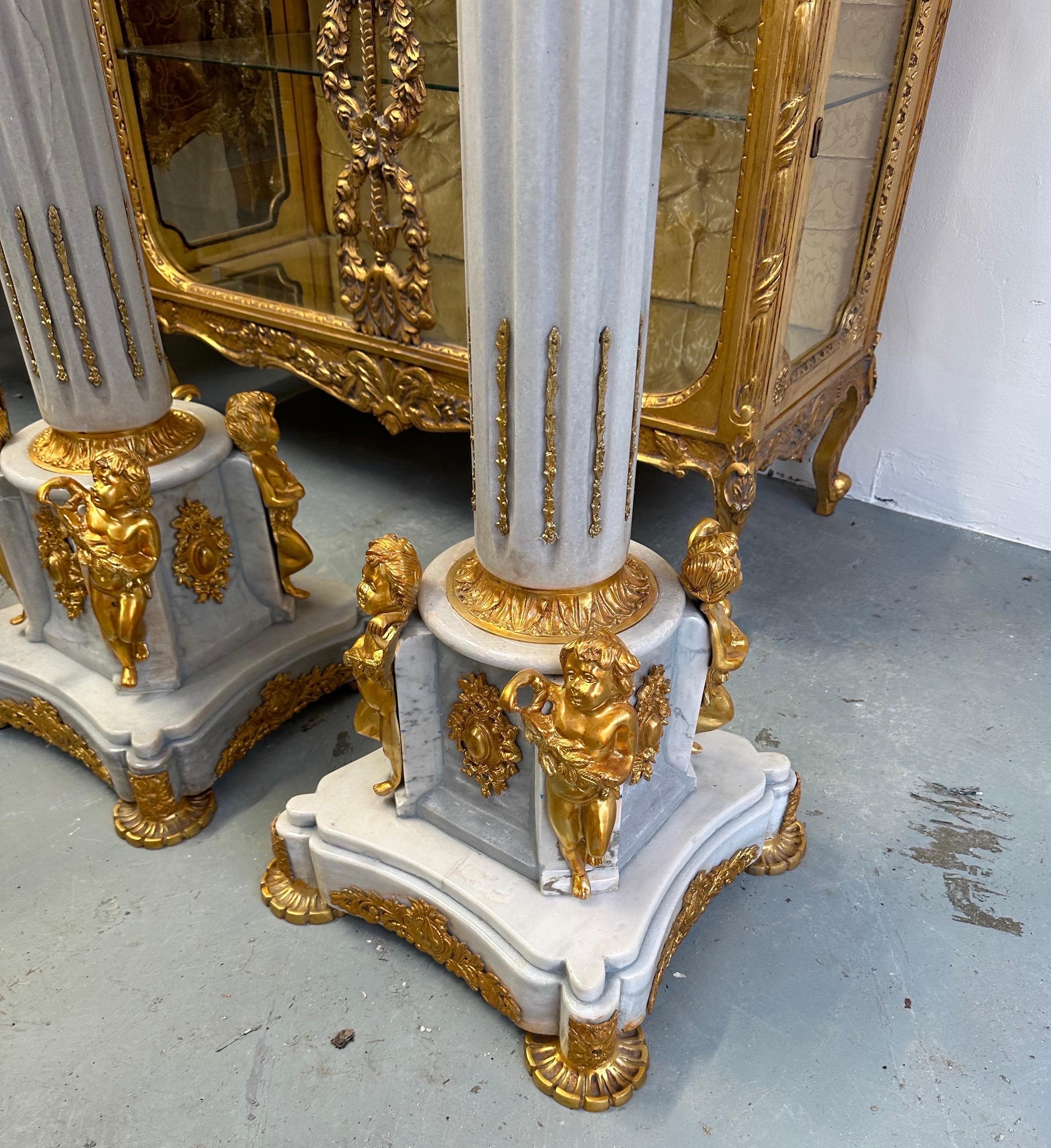 Français Paire de lampadaires baroques français de 8 pieds, avec socles en marbre décorés de bronze en vente