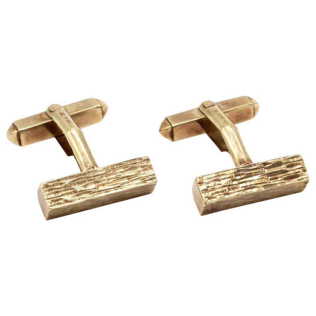 Pair of 9 Kt Yellow Gold Bark Effect Baton Cufflinks with Swivel Fittings For Sale