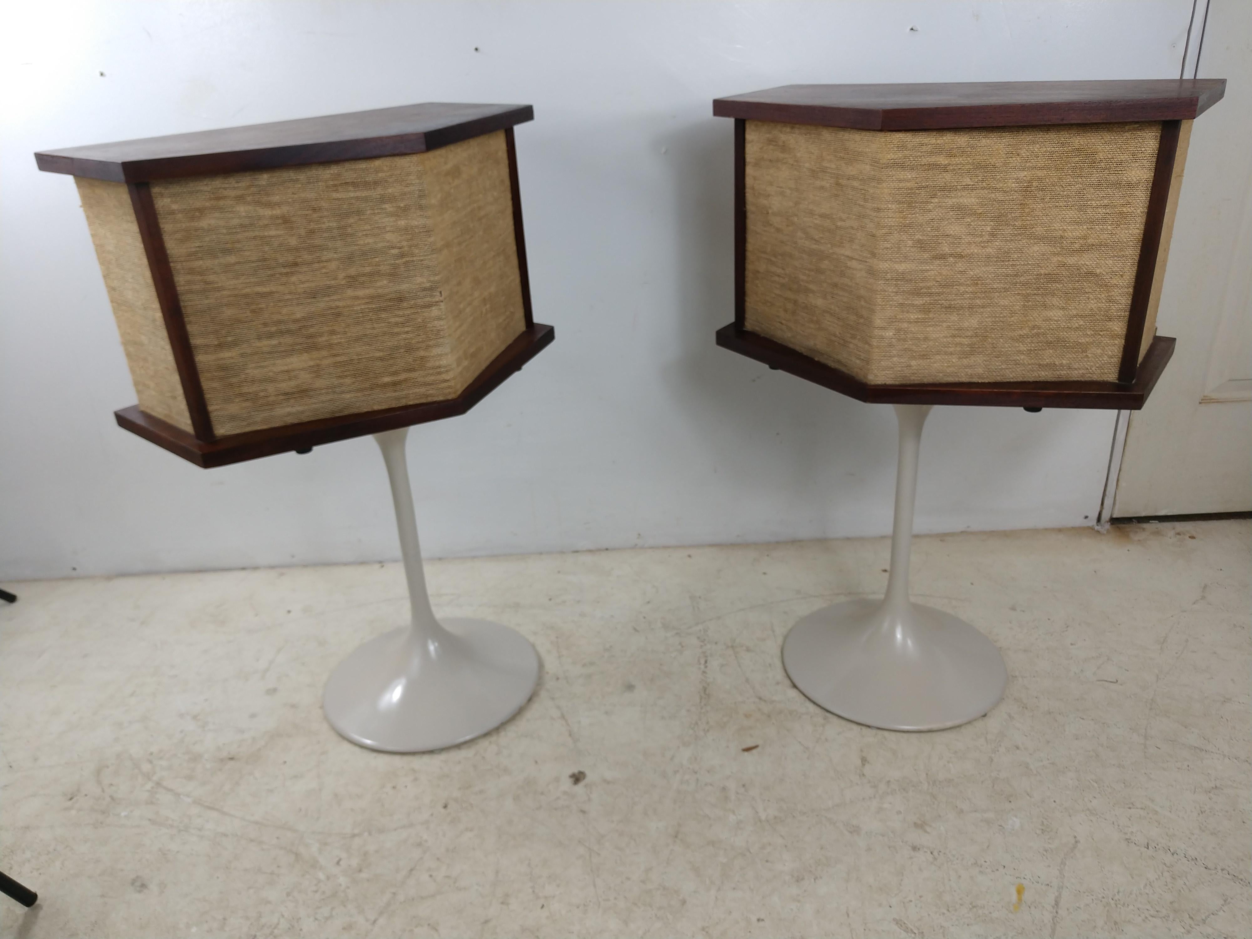Mid-Century Modern Pair of 901 Bose Speakers on Saarinen Tulip Bases and Equalizer, 1968