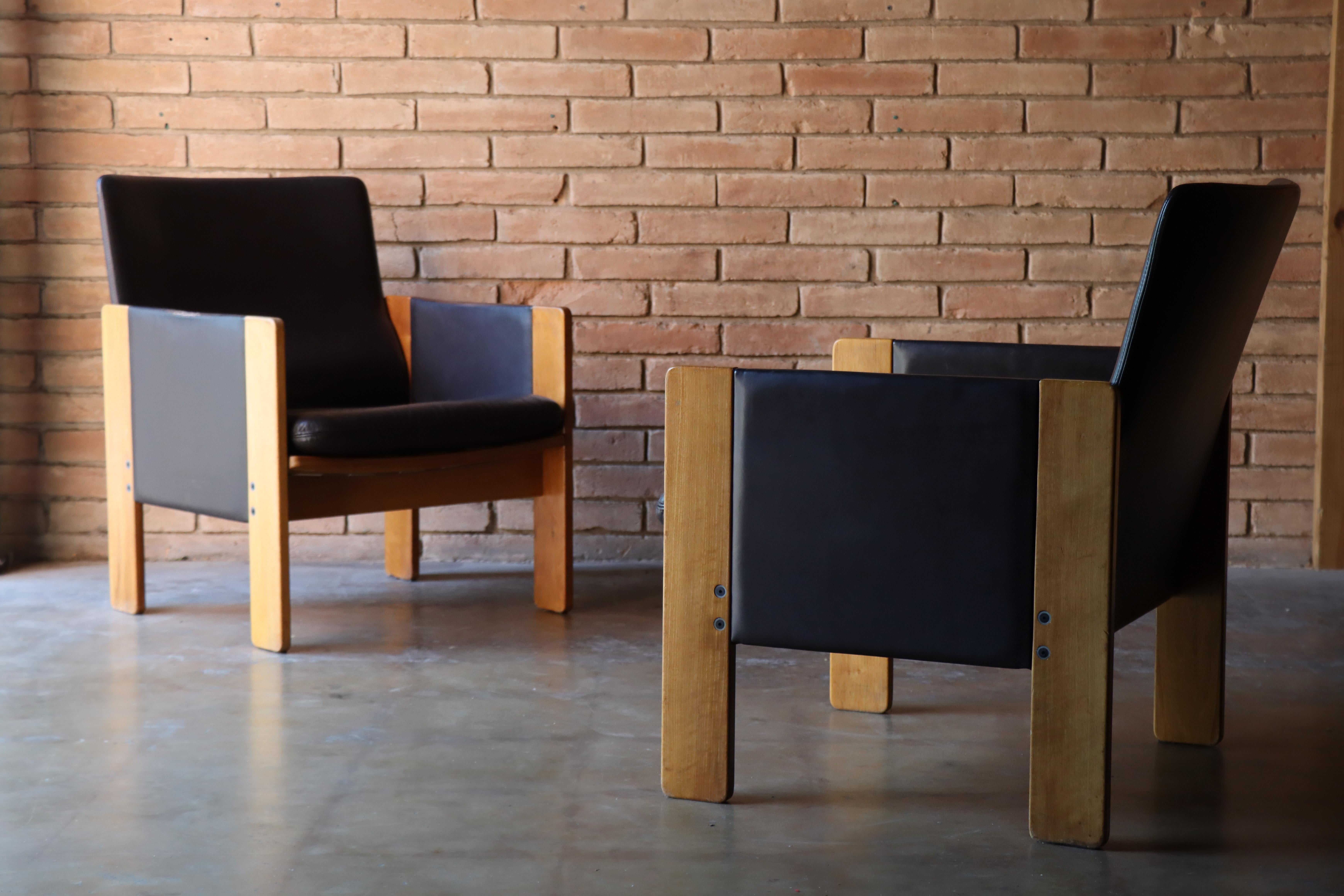 
Paire de fauteuils marron chocolat foncé conçus par Afra & Tobia Scarpa pour Cassina, 1963 

Le fauteuil modèle 917 d'Afra & Tobia Scarpa pour Cassina a été lancé en 1963, le premier d'une série qui a donné le ton de leur approche matérielle.

Des