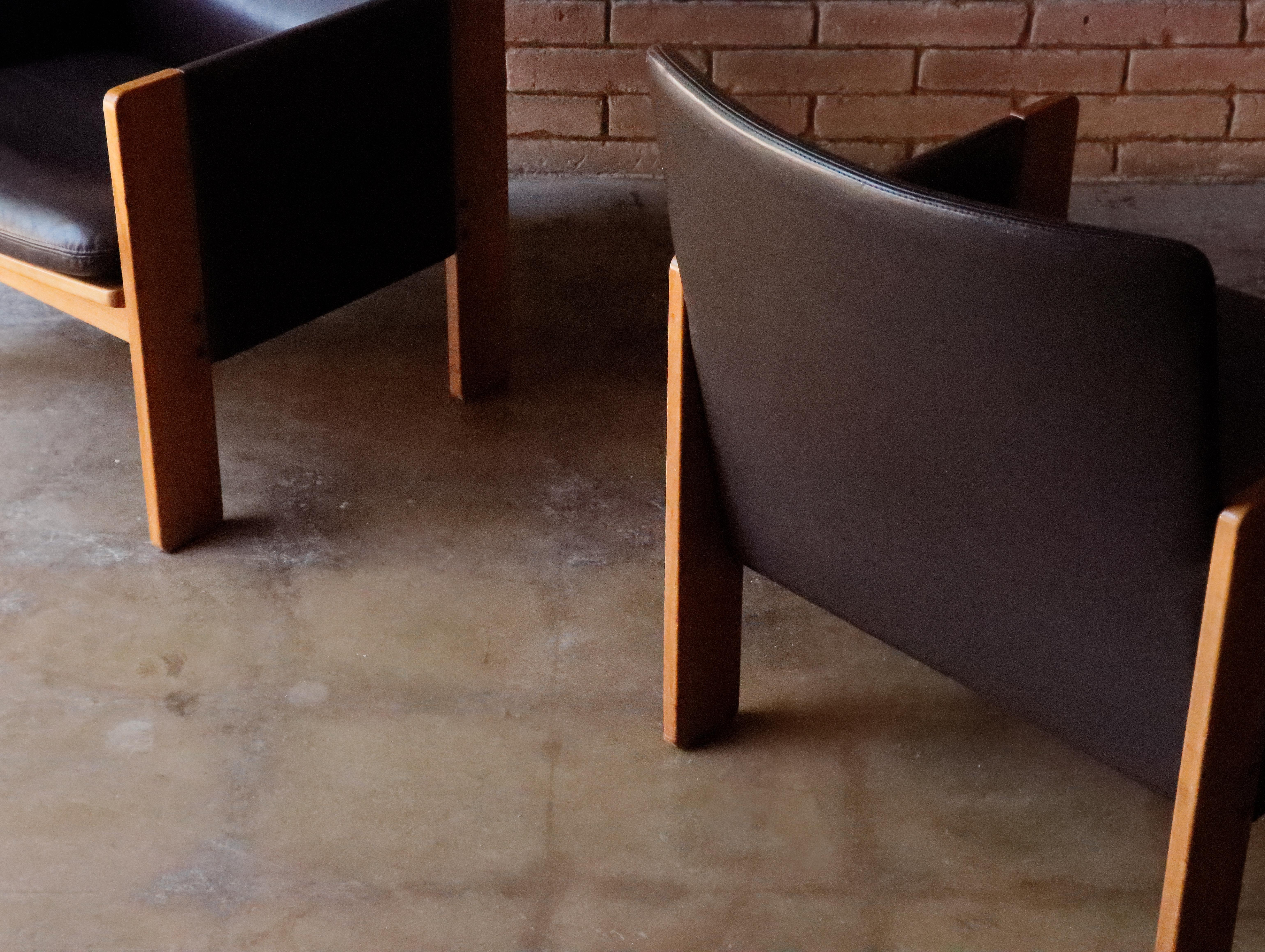 Milieu du XXe siècle Paire de fauteuils 