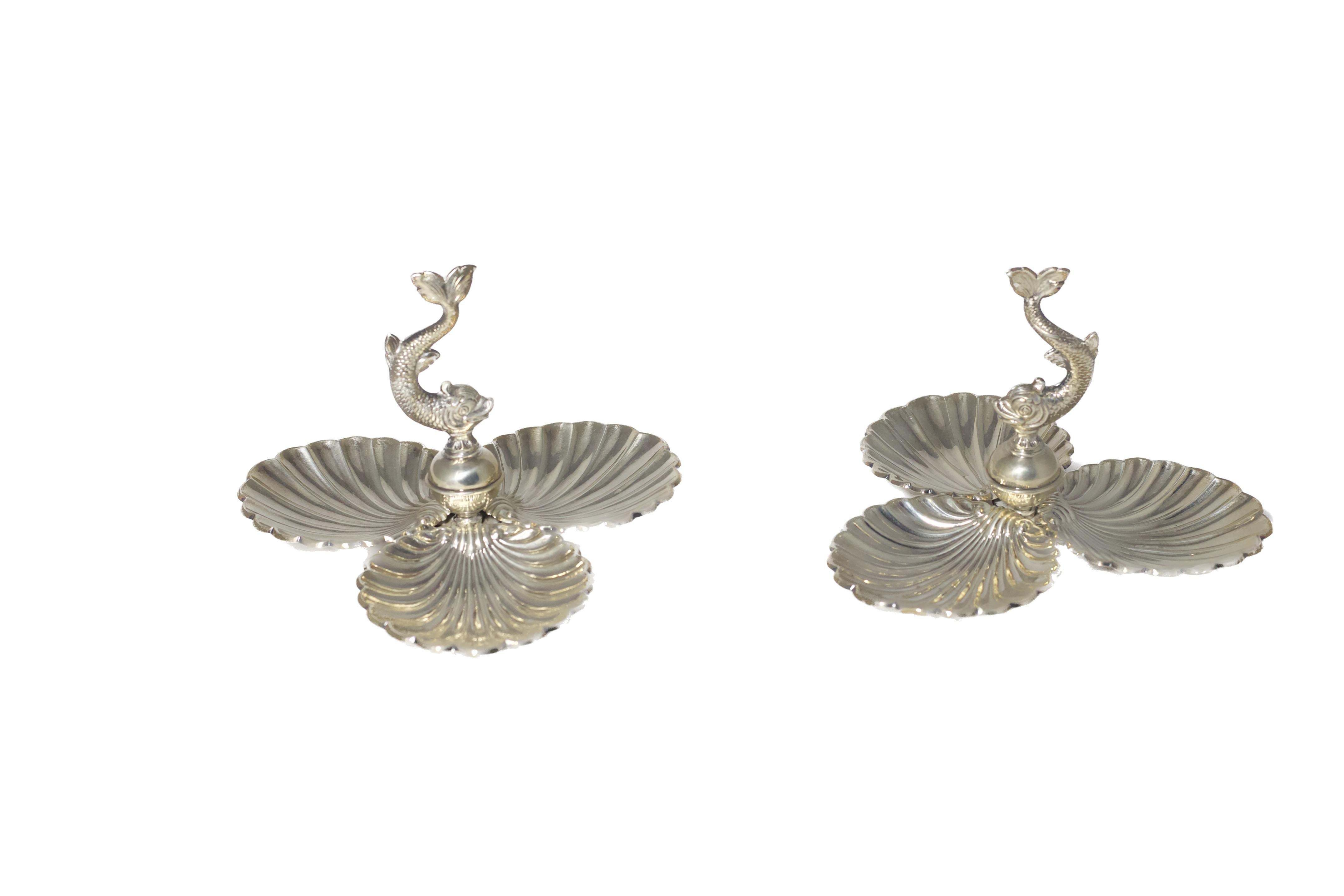 Dieses elegante Paar Dessertteller aus 950er Silber von Carrera zeichnet sich durch ein einzigartiges, vom Meer inspiriertes Design aus. Jede Schale ist aus drei ineinandergreifenden Muscheln geformt, die wunderschön mit komplizierten Details