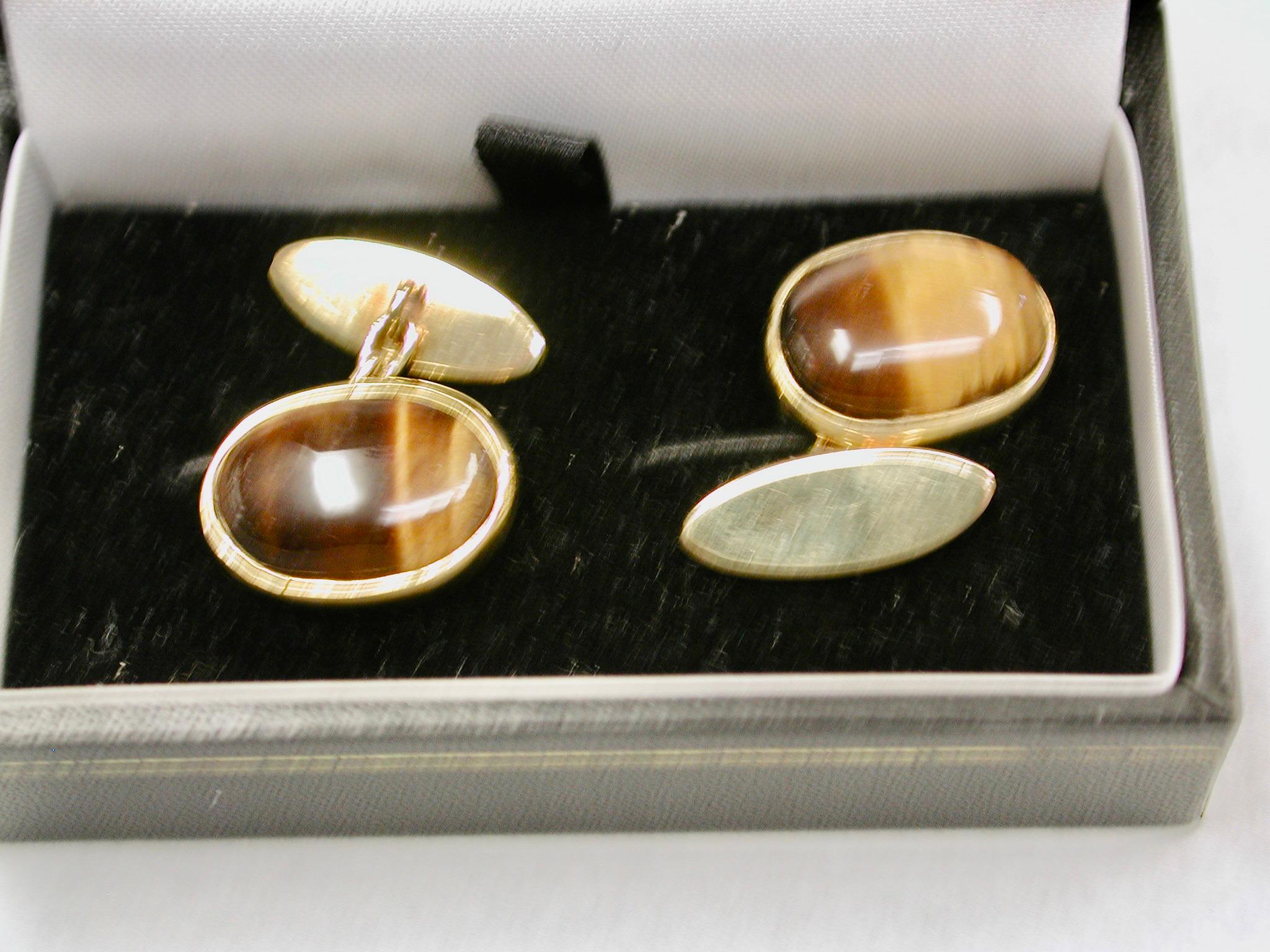 Coppia di gemelli in 9ct e occhio di tigre datati circa 1950
Una bella coppia di gemelli di qualità in oro 9ct con occhio di tigre cabochon

La pietra occhio di tigre appartiene al gruppo delle quarziti. È composto da biossido di silicio e deriva