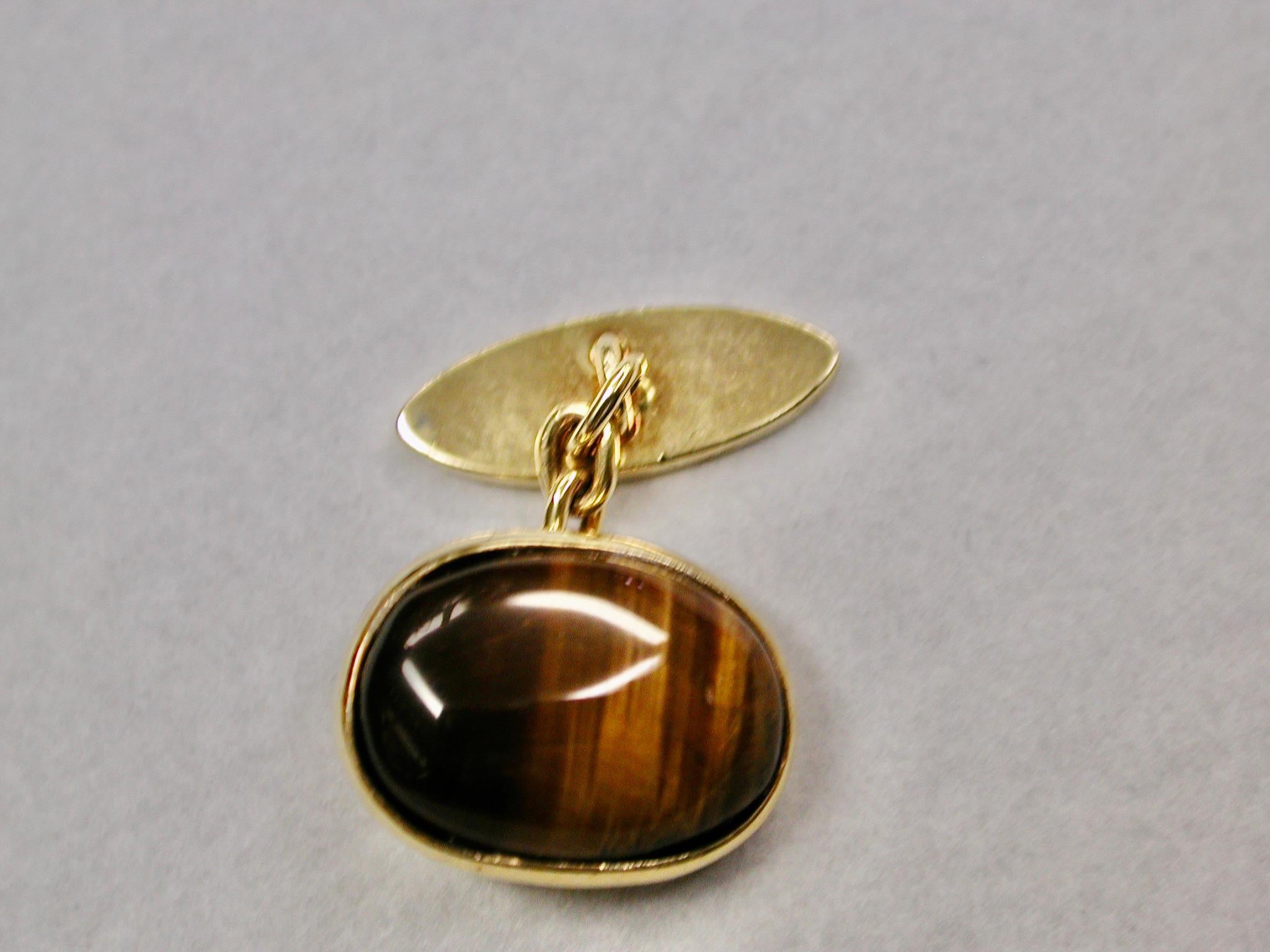 Moderno Coppia di gemelli in 9ct e occhio di tigre datati circa 1950 in vendita