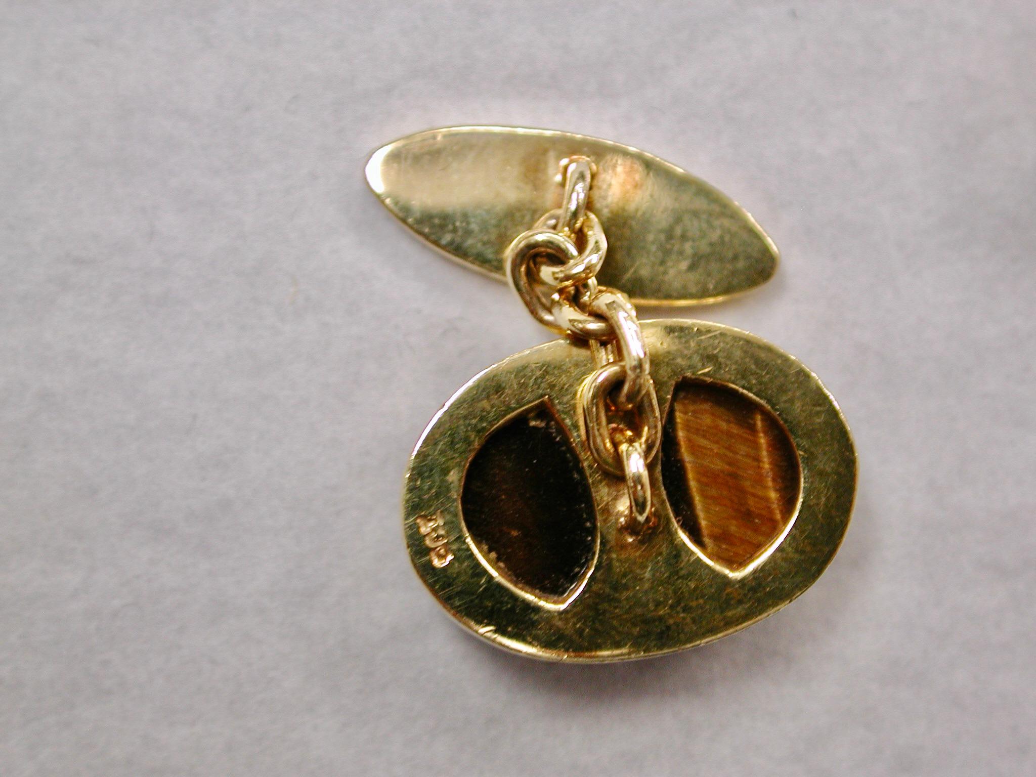 Uomo Coppia di gemelli in 9ct e occhio di tigre datati circa 1950 in vendita