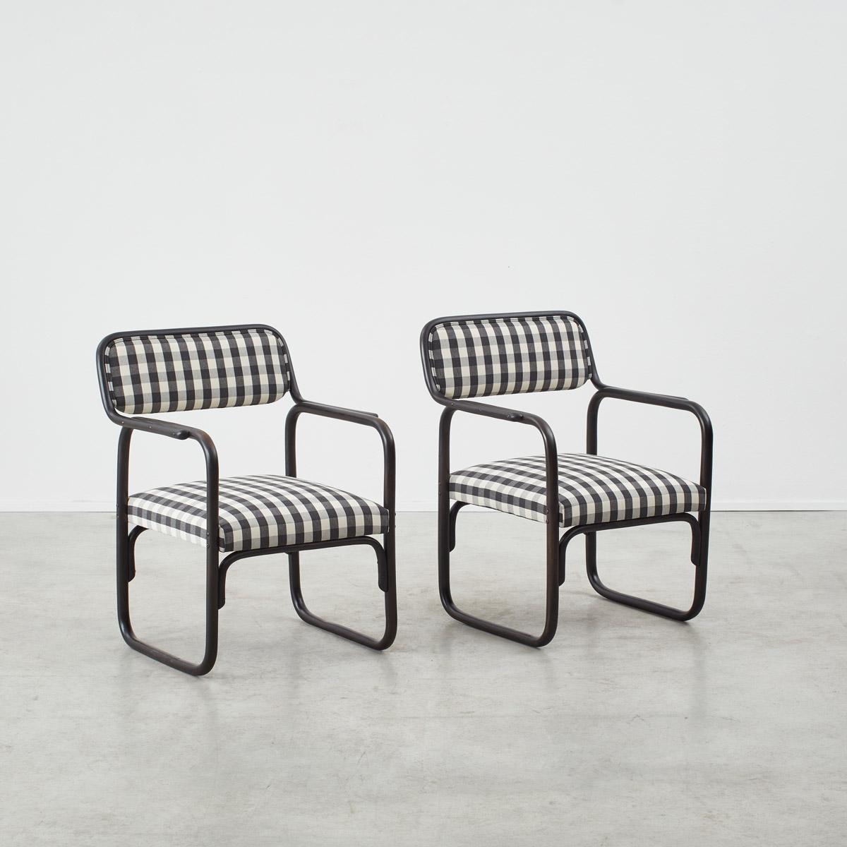 With their Bauhaus form this pair of ‘A 60 F’ armchairs by Thonet Mundus epitomise avant-garde design. Their arms and legs connect round to form a soft rectangular form, giving the chair a gentle yet stable rock. The A 60 series defied expectations
