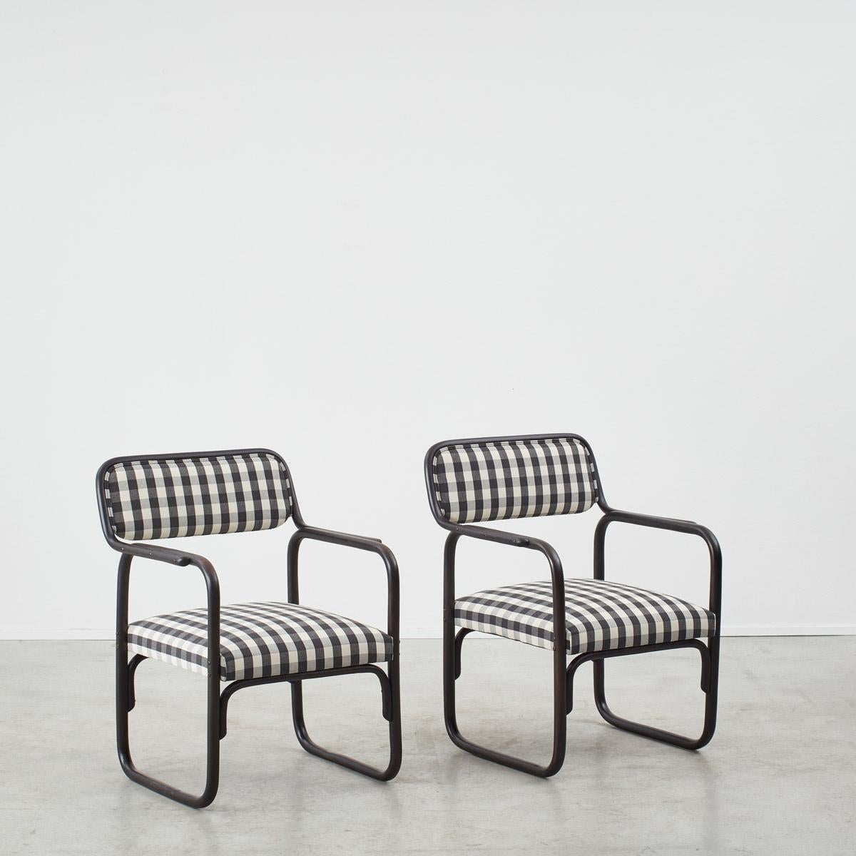 With their Bauhaus form this pair of ‘A 60 F’ armchairs by Thonet Mundus epitomise avant-garde design. Their arms and legs connect round to form a soft rectangular form, giving the chair a gentle yet stable rock. The A 60 series defied expectations