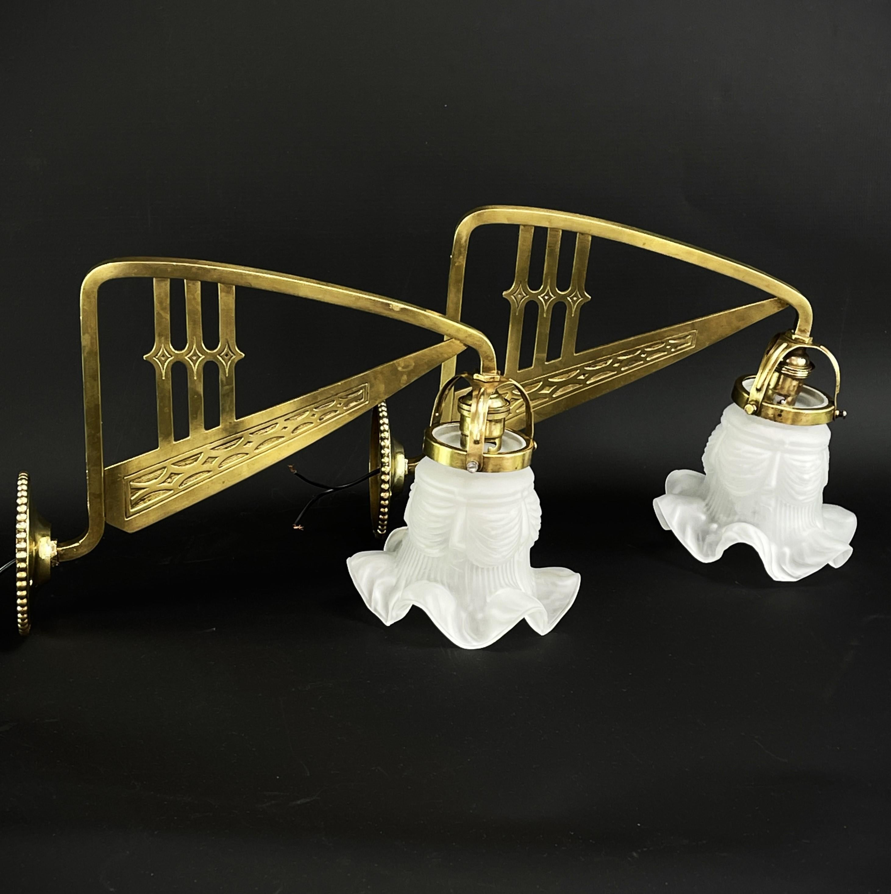 Pair of A Art Nouveau wall lamps brass appliques,  1910s In Good Condition For Sale In Saarburg, RP