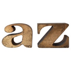 Ein Paar Buchstützen „A to Z“ von Curtis Jere, signiert und datiert 1971 in Blattgold-Finish