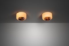 Paire de lampes de plafond « A2-7 » en cuivre et verre opale, signées Paavo Tynell, milieu du XXe siècle.