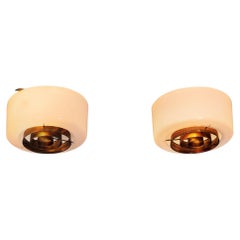 Paire de lampes de plafond « A2-7 » en cuivre et verre opale, signées Paavo Tynell, milieu du XXe siècle.