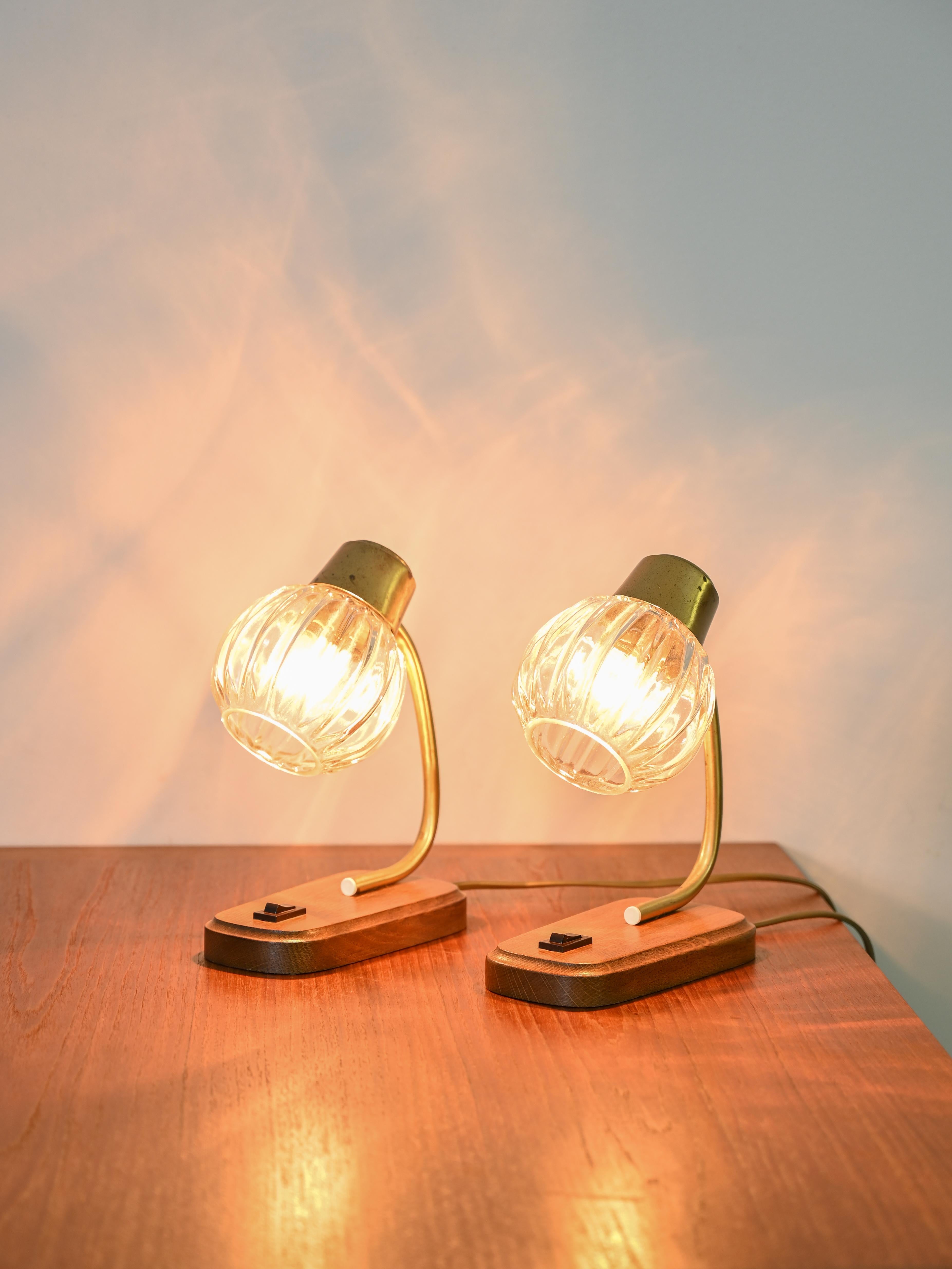 Original vintage teak and glass bedside lamps.
Consisting of a teak wood base, a gold-plated metal arm and glass shade.
The typical 1960s style makes them perfect for giving a retro touch to the bedroom.


BC045.