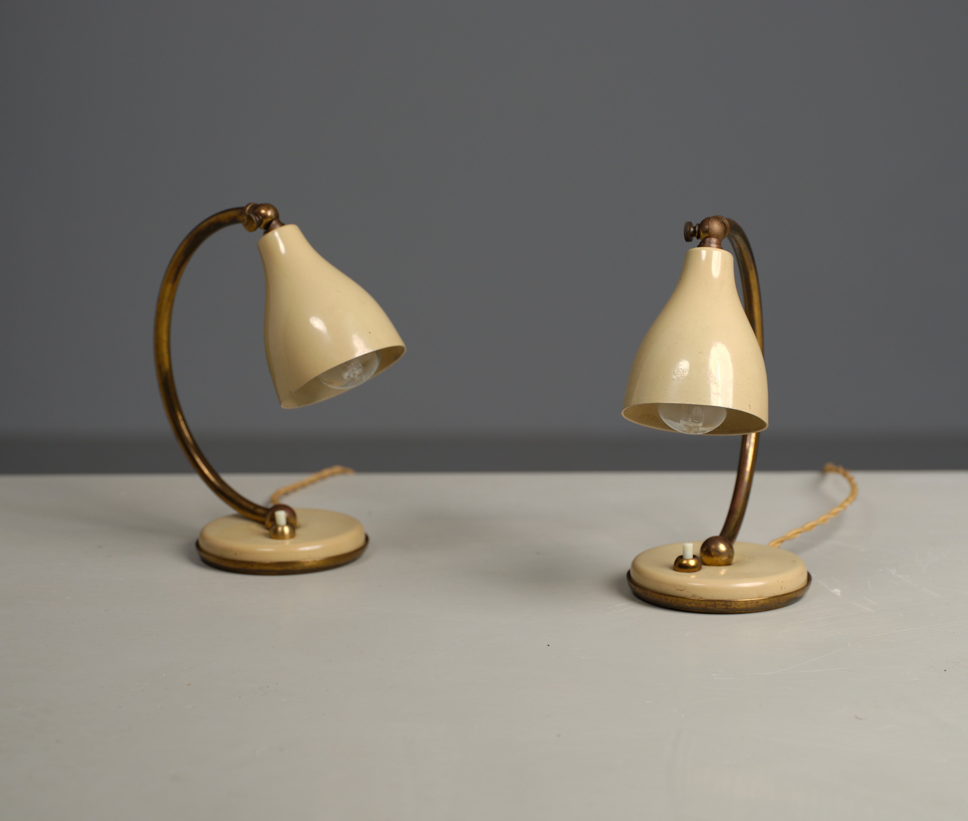 Pair of Abat Jours, Italian design, beige, brass, table lamps, 1950s

Two table lamps with arched brass stem in very good vintage conditions. 

2 standard E14 bulbs

The wire is original and functional

We can supply a US adapter if required.