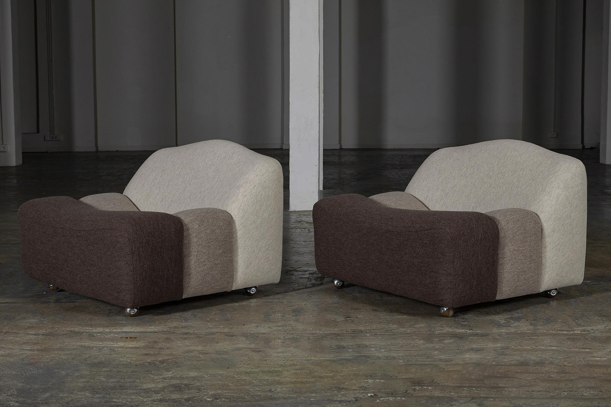Pair of ABCD armchairs by the famous French designer Pierre Paulin (1927-2009), from the 1970s. The chair's fabric is in shades of beige and sits on casters for easy mobility. This iconic chair features a modular and undulating structure, allowing
