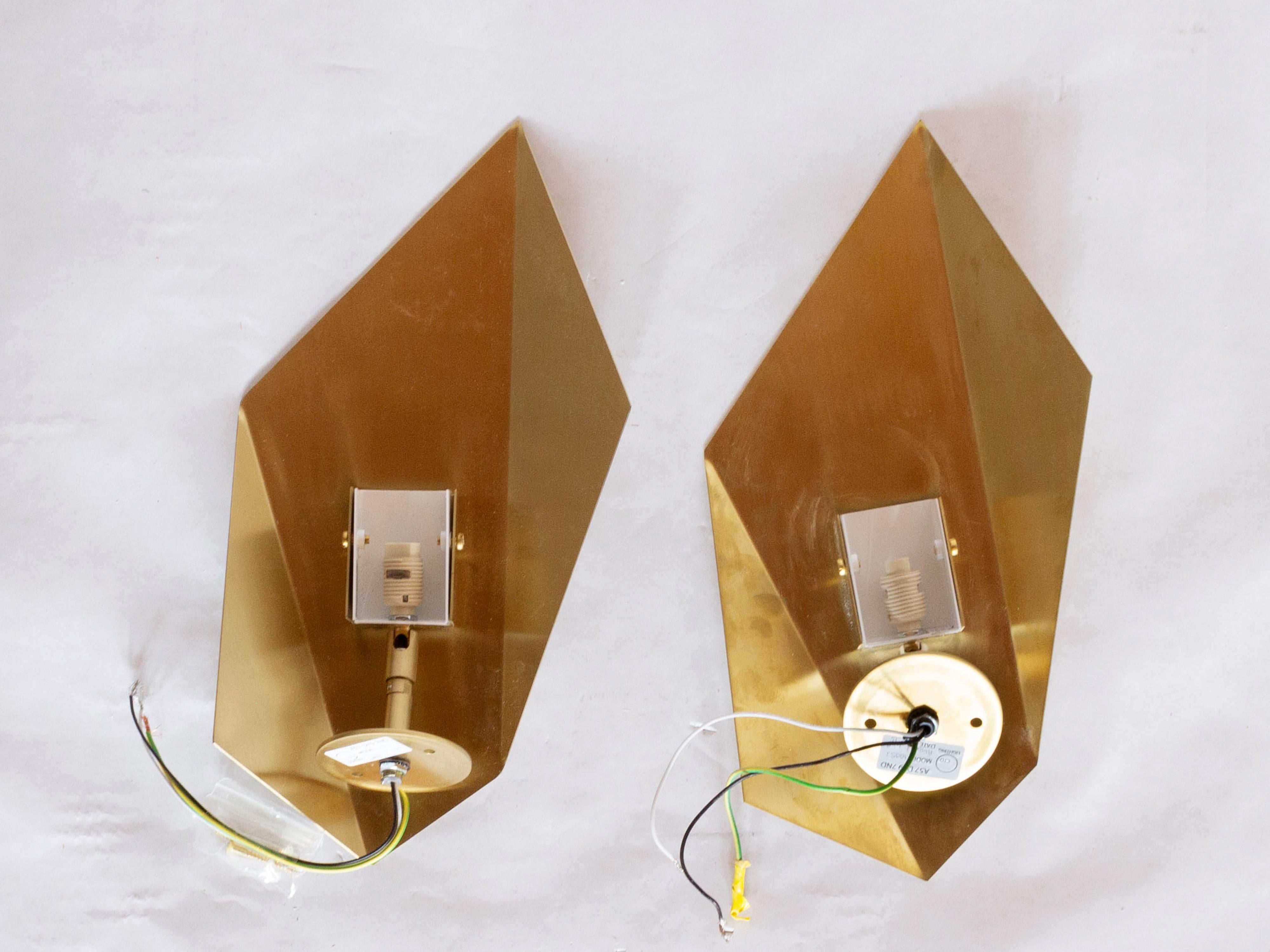 Pair of abstract folded sconces, shaped as a leaf with two simple folds. Looks great in a group, and the shade can be rotated to play with the shape. Hand-finished.

Recommended wattage: 2.5W LED 2700K or halogen 25W max.
