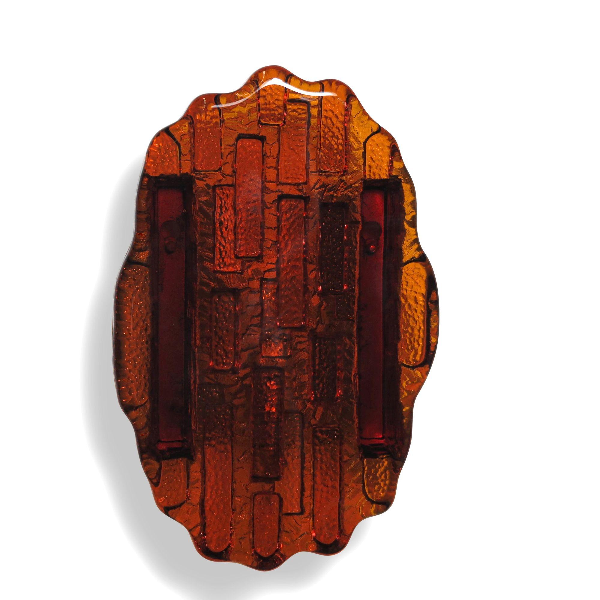 Pareja de apliques de pared abstractos compuestos de cristal naranja de colores intensos. Recién recableado.
Medidas
An. 6,75'' x Pr. 2,75'' x Al. 10,25''