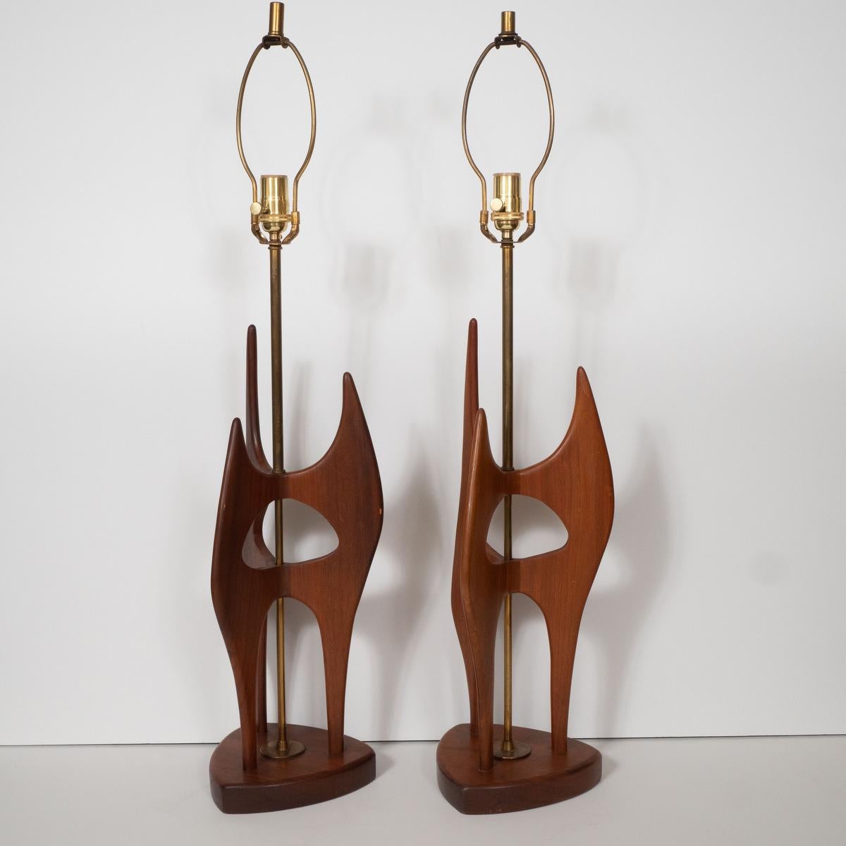 Mid-Century Modern Paire de lampes de table abstraites et sculpturales en bois de noyer en vente