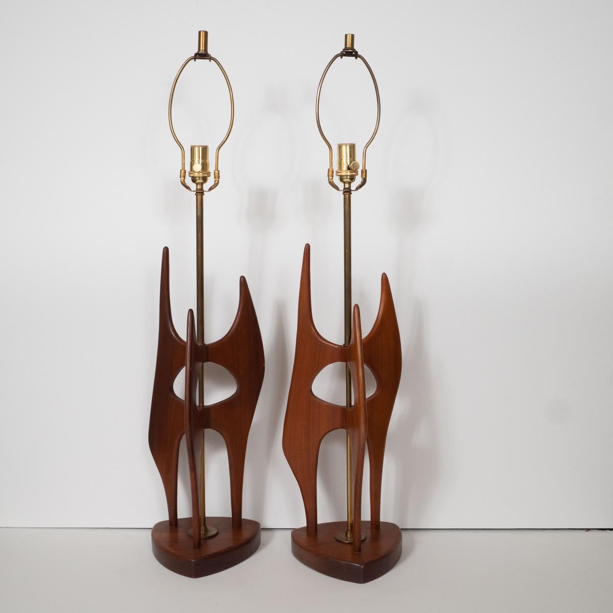 Milieu du XXe siècle Paire de lampes de table abstraites et sculpturales en bois de noyer en vente