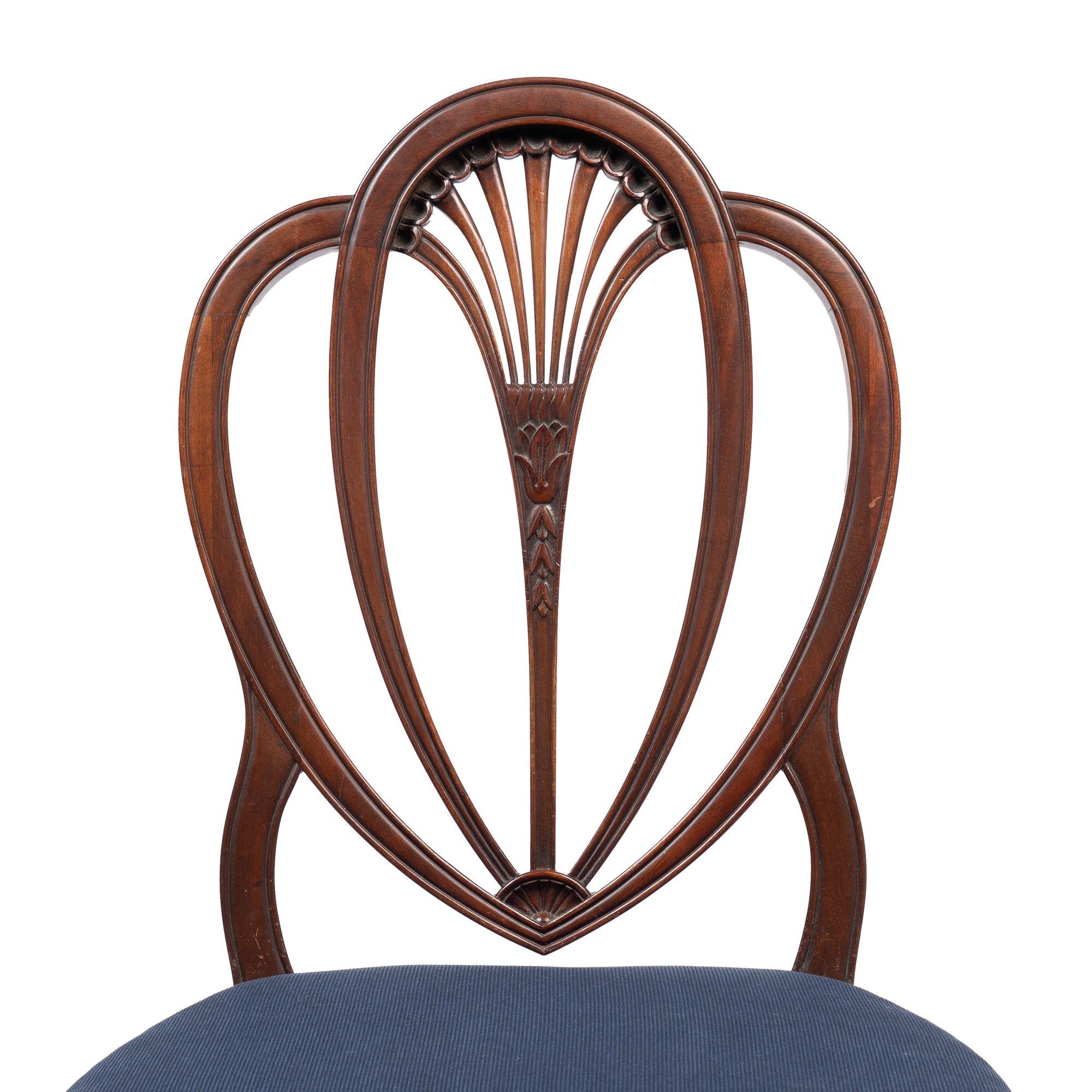 Pair of Academic Revival Federal Mahogany Heart Back Side Chairs, 1900-25 For Sale 4