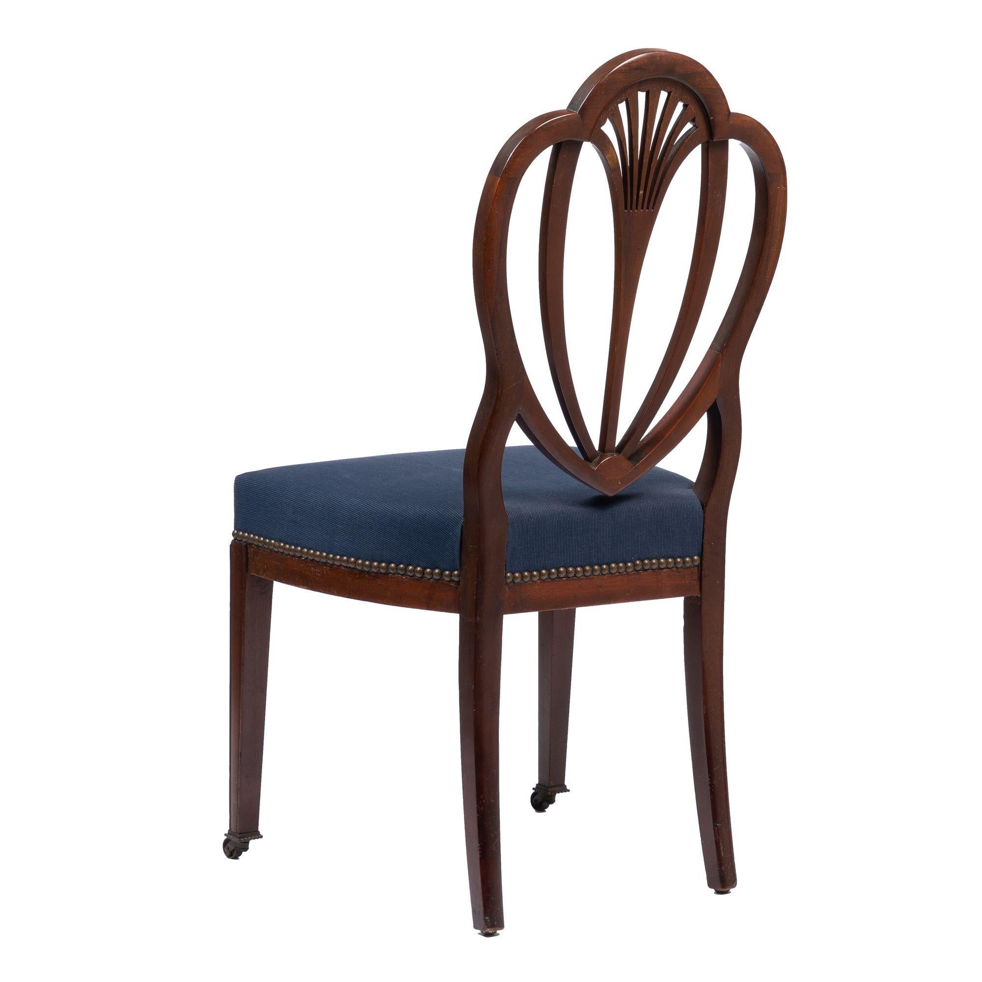 20th Century Pair of Academic Revival Federal Mahogany Heart Back Side Chairs, 1900-25 For Sale