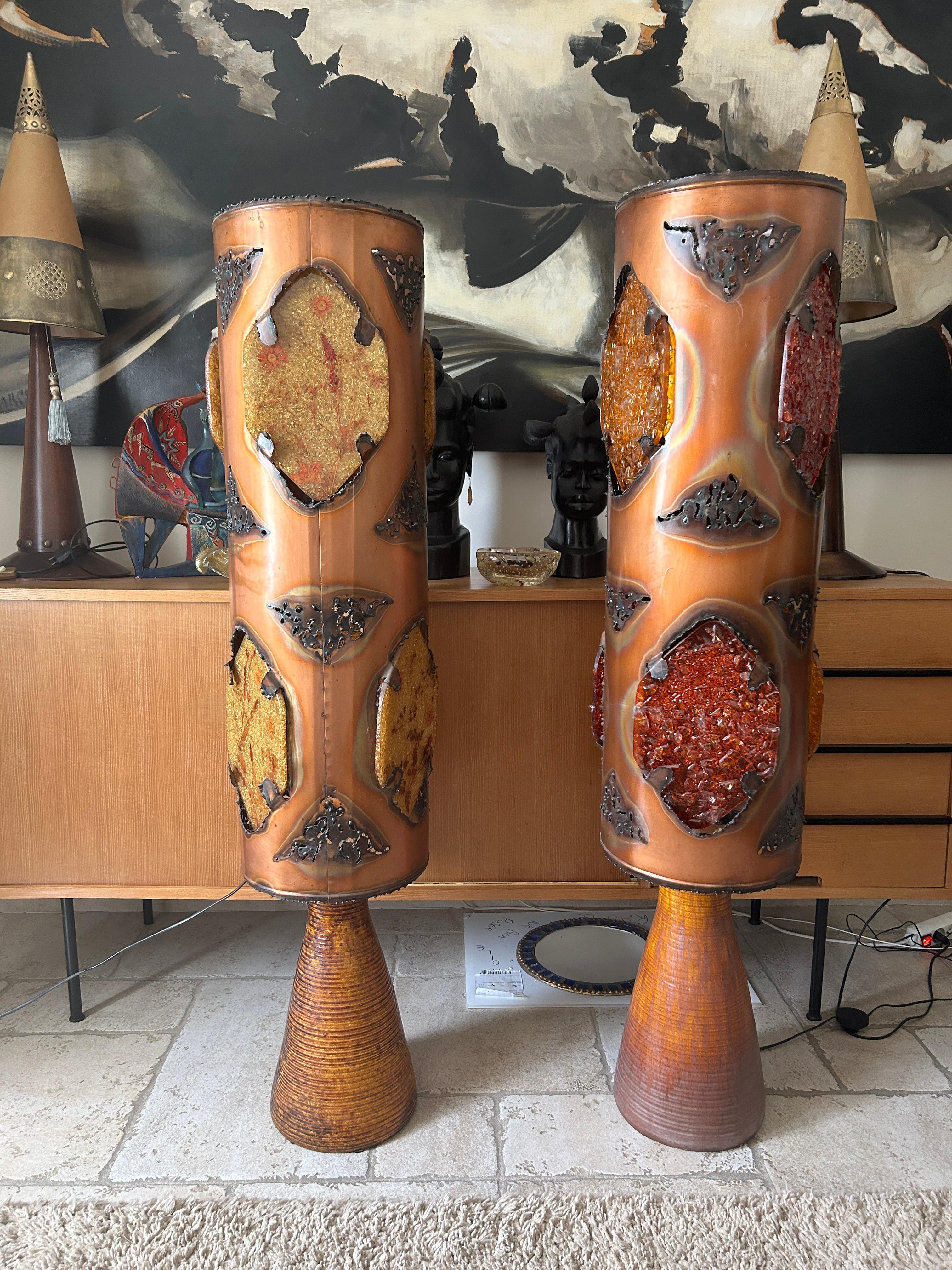 Pair of Sculptural accolay lamp in ceramic, resin and copper. Double lighting in the lampshade. Good condition. Height: 144 cm. Diameter: 31 cm. No crack.

The Accolay pottery was created after the Second World War by 4 former students of Alexandre