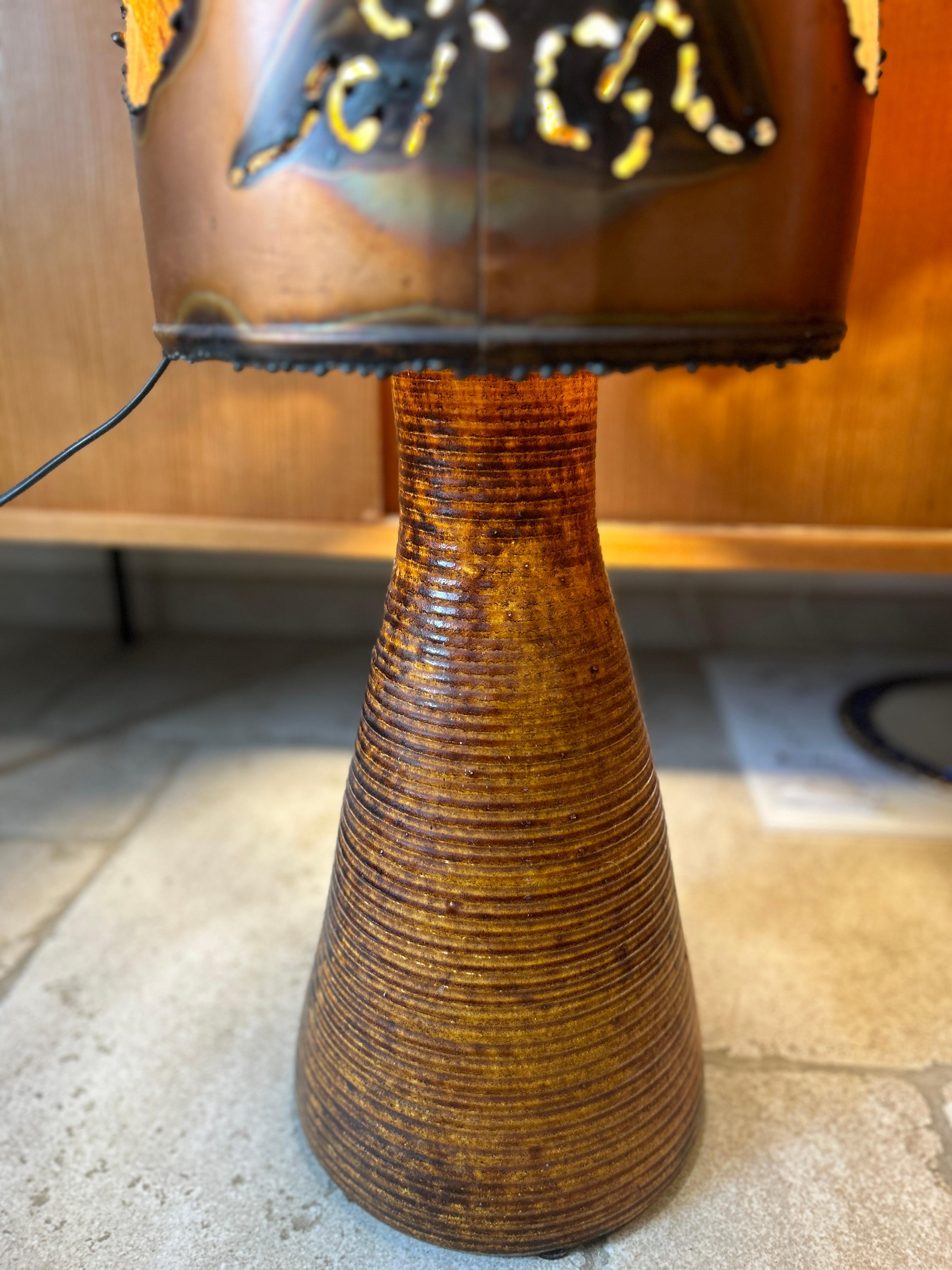 Fin du 20e siècle Paire de lampadaires Accolay en céramique, résine et cuivre, 1970 en vente
