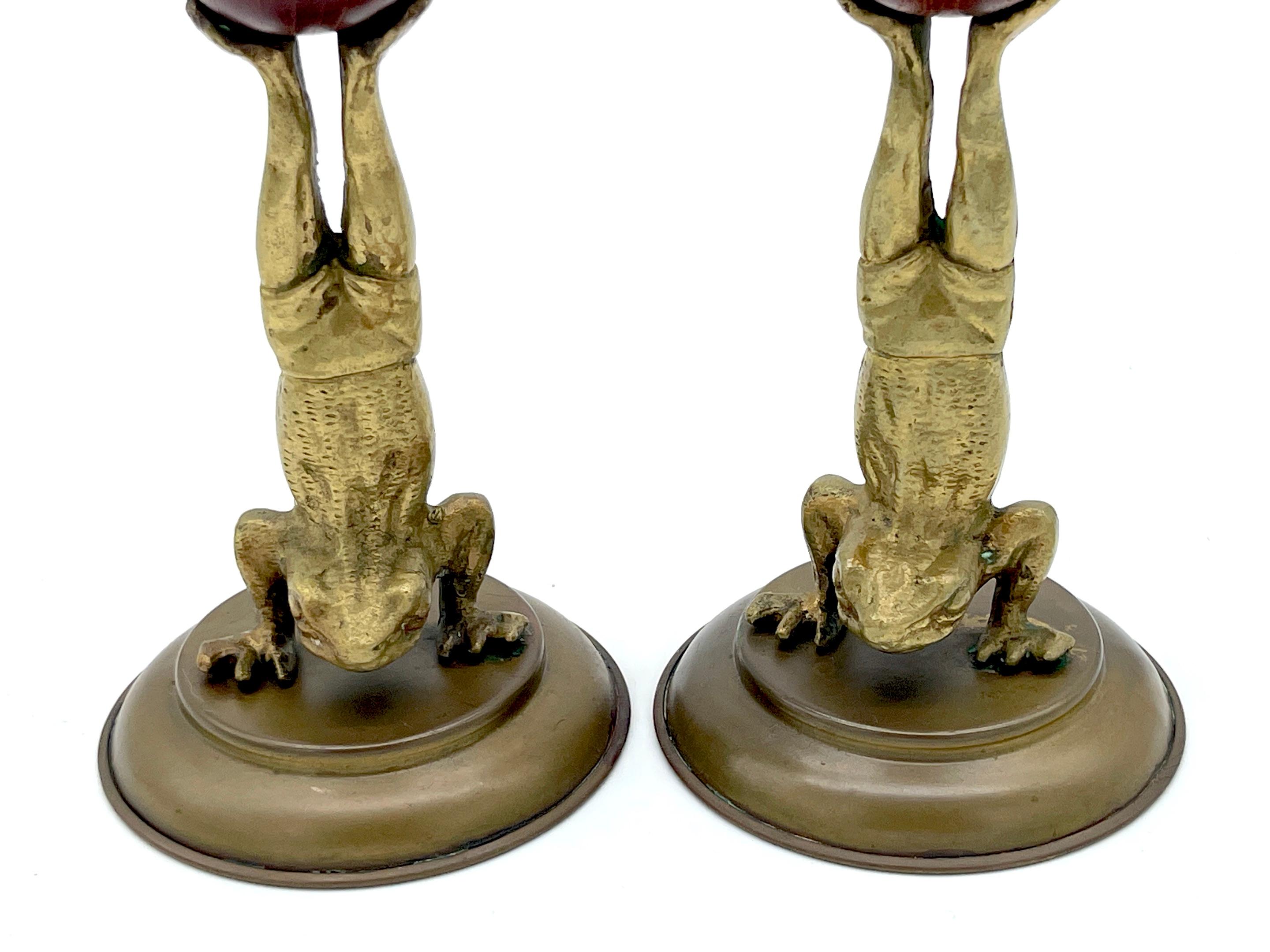 Ein Paar acrobatische Frosch-Kerzenständer aus Messing und Holz von Arthur Court, 1979  (Gegossen) im Angebot