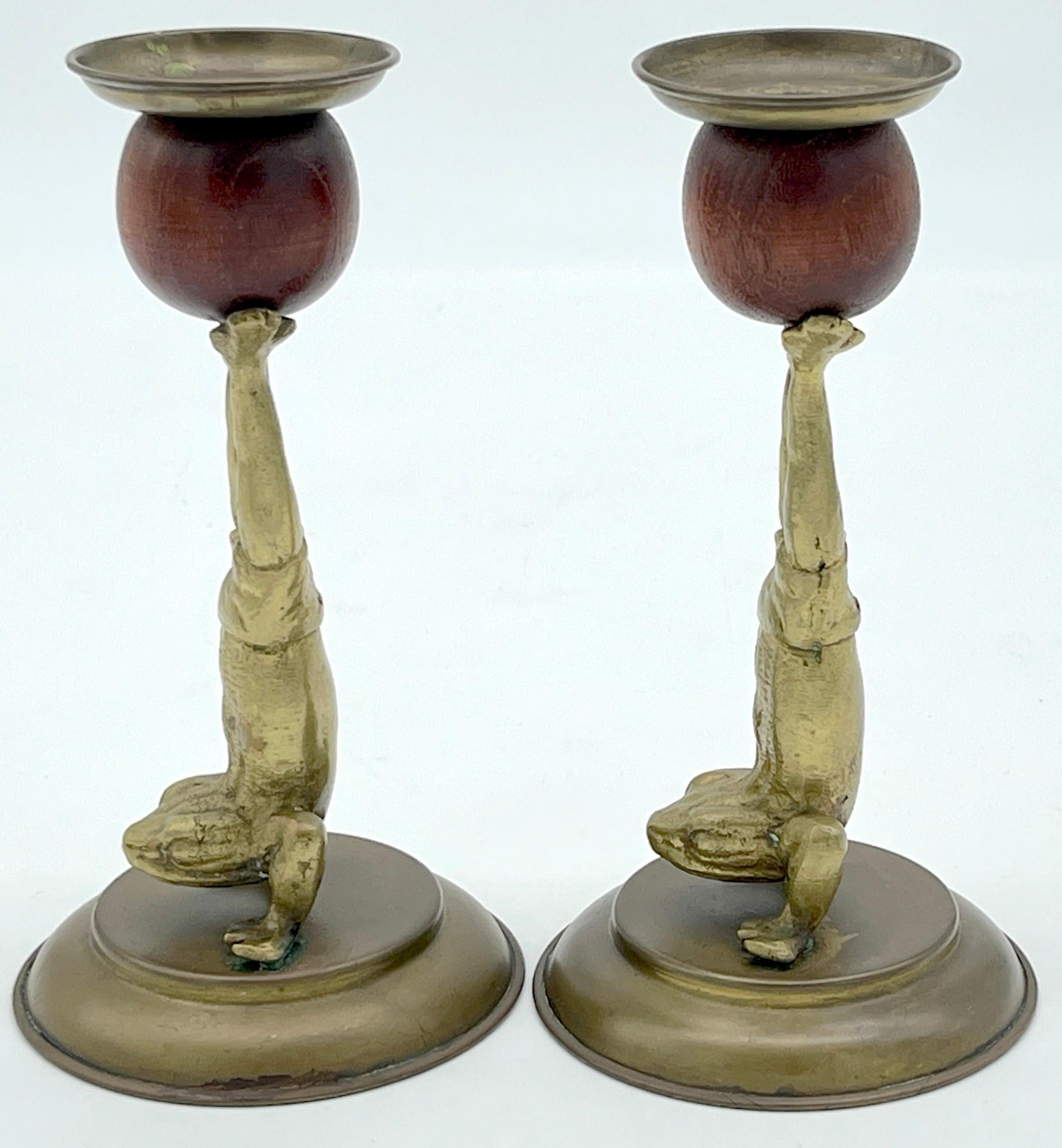 Ein Paar acrobatische Frosch-Kerzenständer aus Messing und Holz von Arthur Court, 1979  im Angebot 2