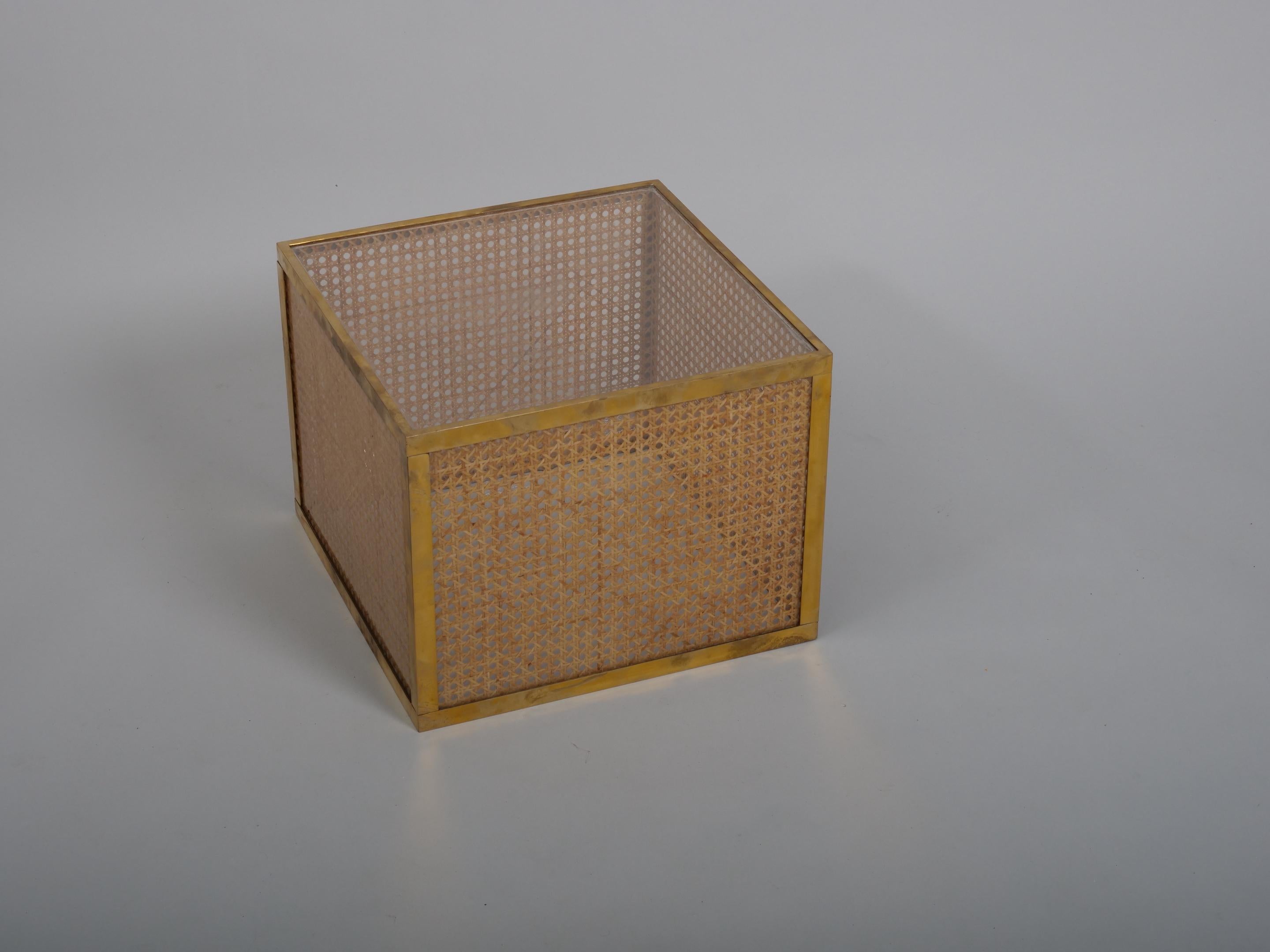 Mid-Century Modern Pair of Acrylic and rattan cube tables For Sale