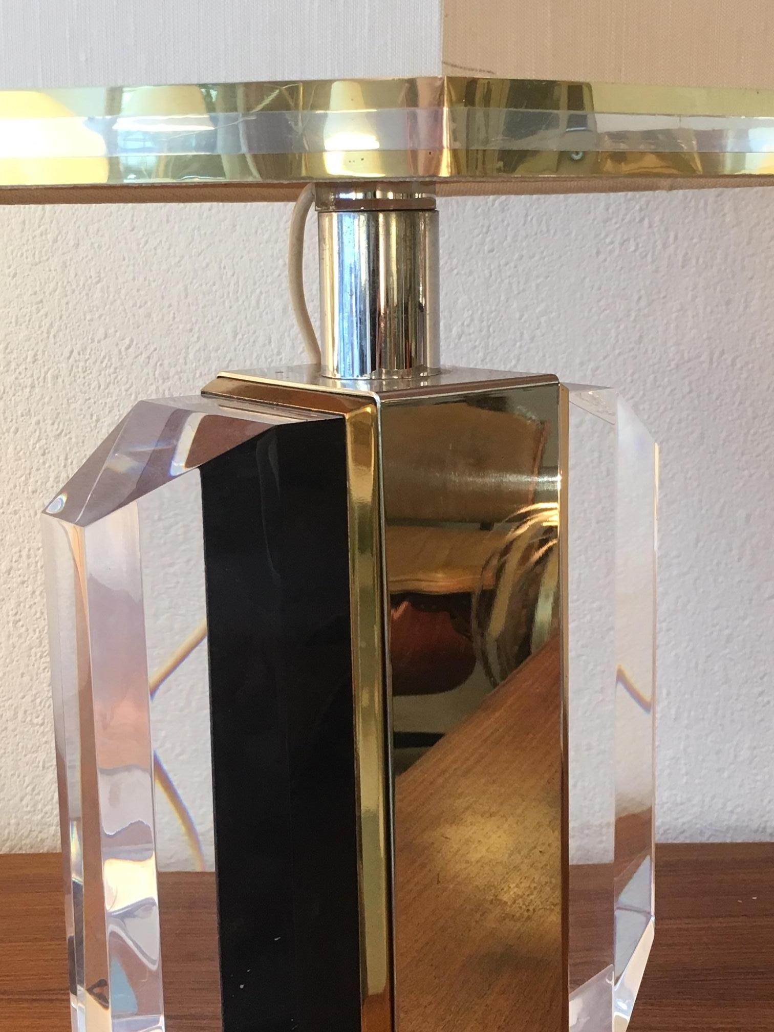 Pair of Acrylic, Brass and Chrome Table Lamp, circa 1970 In Good Condition For Sale In Geneva, CH